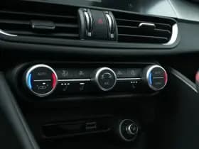 Alfa Romeo Giulia 2.0 Turbo 280 PK Competizione Q4 AWD | Pano | Veloce | 19" thumbnail 21