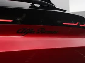 Alfa Romeo Junior 1.2 Turbo Hybrid 145 PK Q4 | Pano | Brera Red | Carplay | Camera thumbnail 7