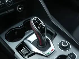 Alfa Romeo Giulia 2.0 Turbo 280 PK Competizione Q4 AWD | Harman | Veloce | 19" thumbnail 39