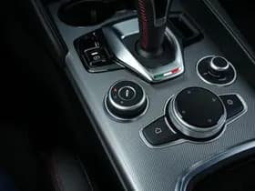 Alfa Romeo Giulia 2.0 Turbo 280 PK Competizione Q4 AWD | Harman | Veloce | 19" thumbnail 42