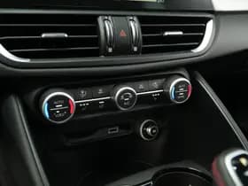 Alfa Romeo Giulia 2.0 Turbo 280 PK Competizione Q4 AWD | Harman | Veloce | 19" thumbnail 45