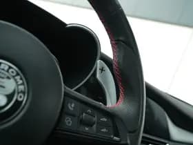 Alfa Romeo Giulia 2.0 Turbo 280 PK Competizione Q4 AWD | Pano | Veloce | 19" thumbnail 19