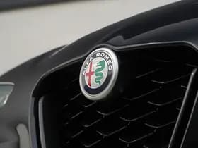 Alfa Romeo Giulia 2.0 Turbo 280 PK Competizione Q4 AWD | Pano | Veloce | 19" thumbnail 4