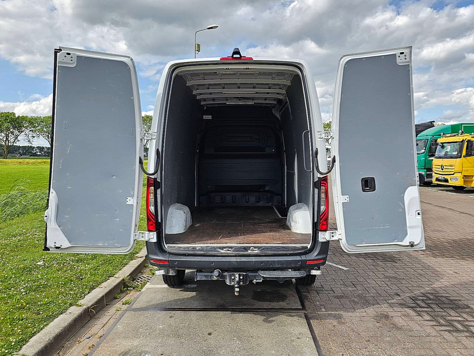 Mercedes-Benz Sprinter thumbnail 11