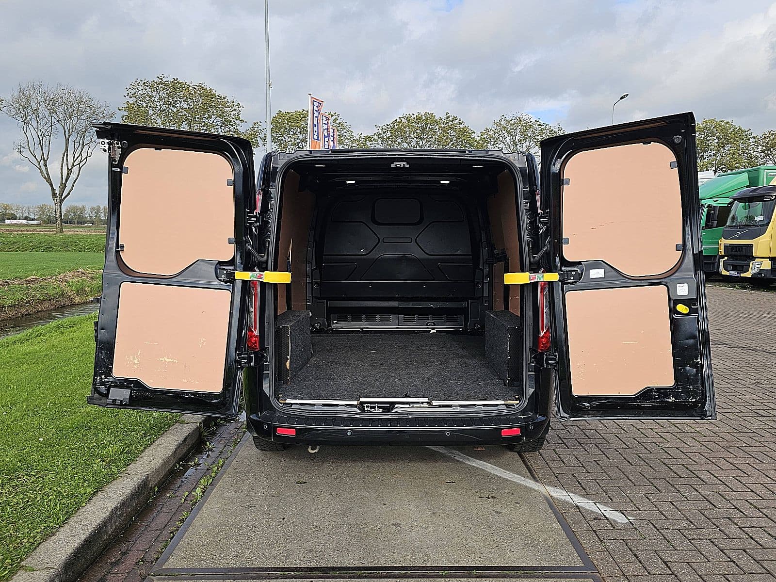 Ford Transit thumbnail 10