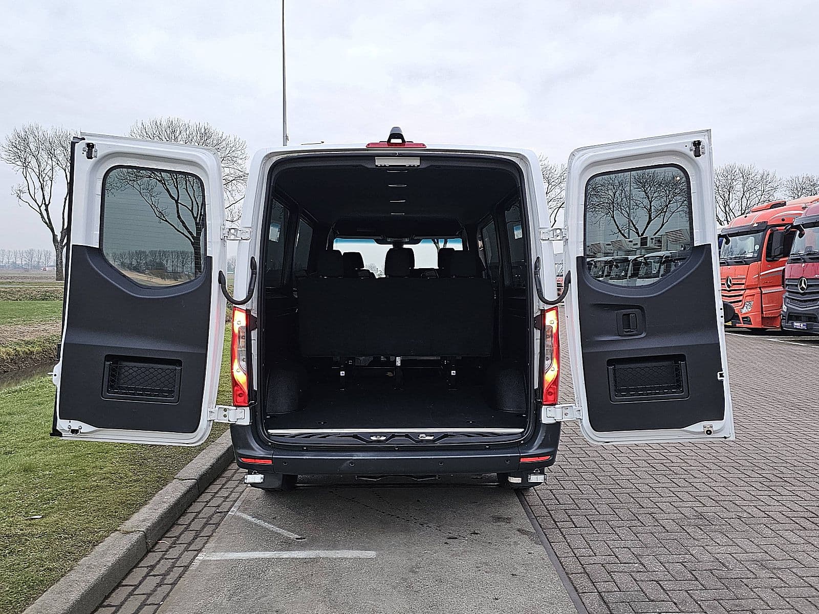 Mercedes-Benz Sprinter thumbnail 14