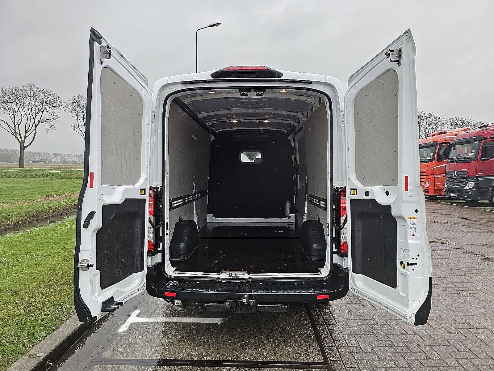 Ford Transit thumbnail 12