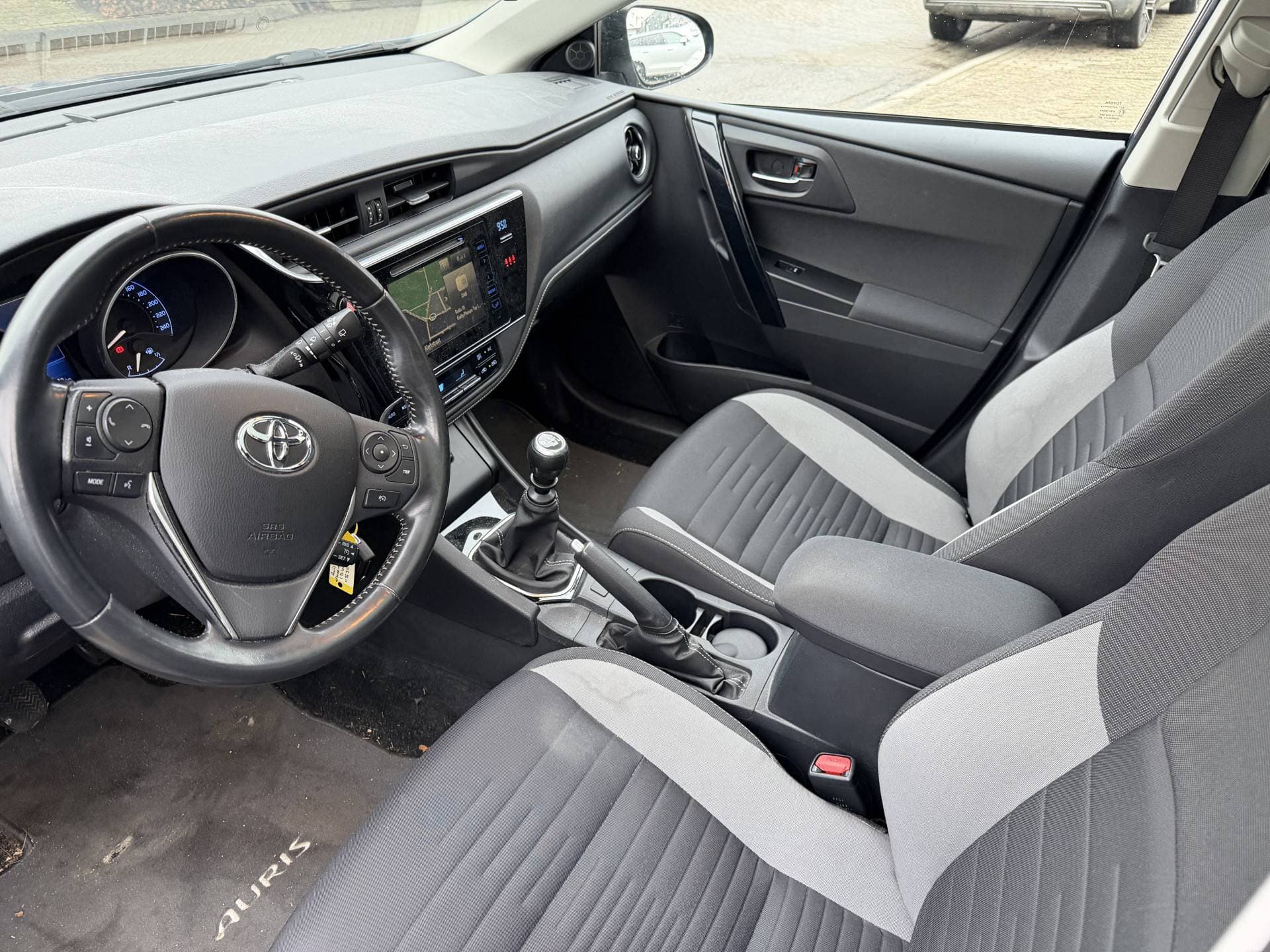 Toyota Auris thumbnail 15