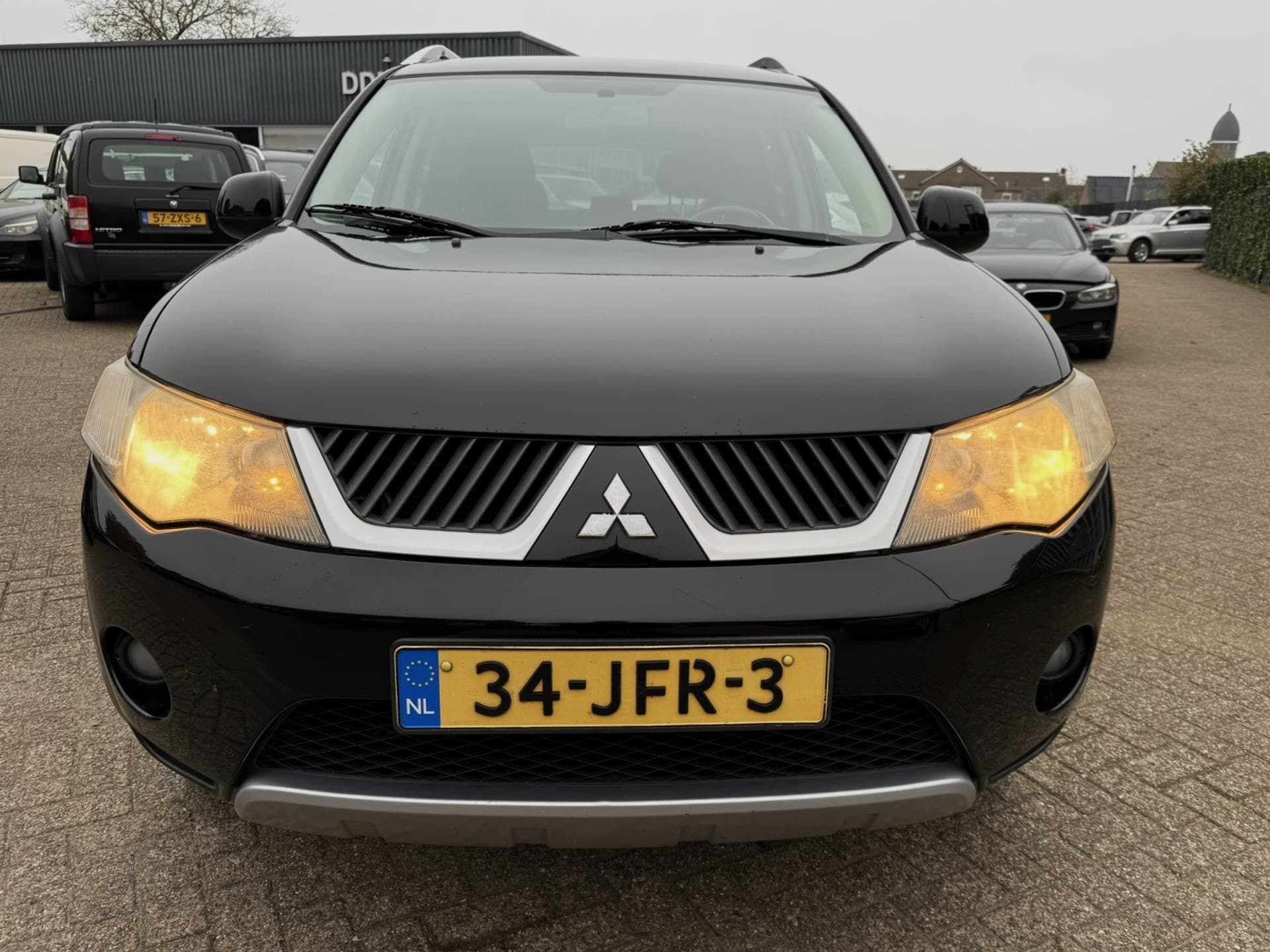 Mitsubishi Outlander thumbnail 2