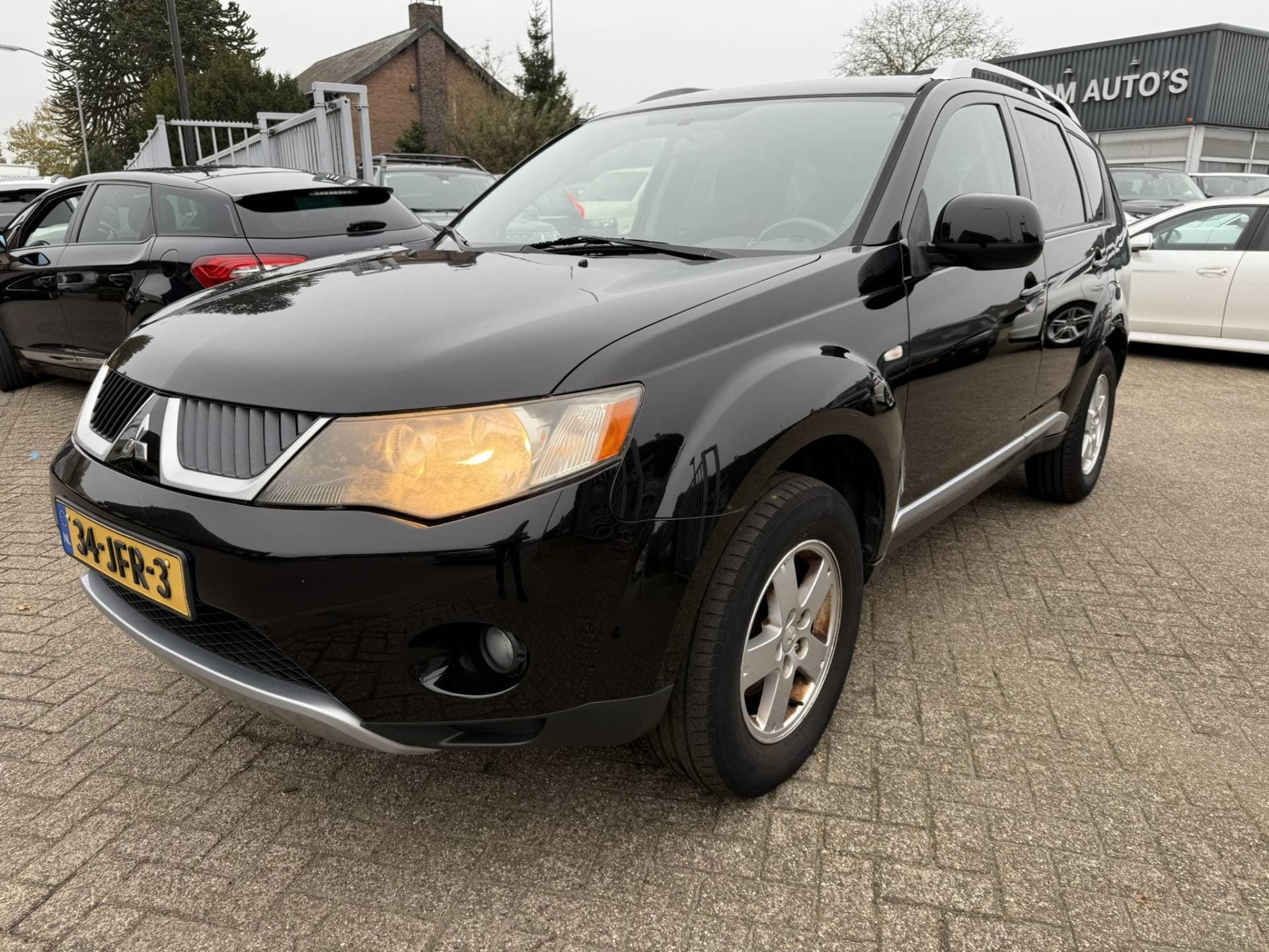 Mitsubishi Outlander thumbnail 3