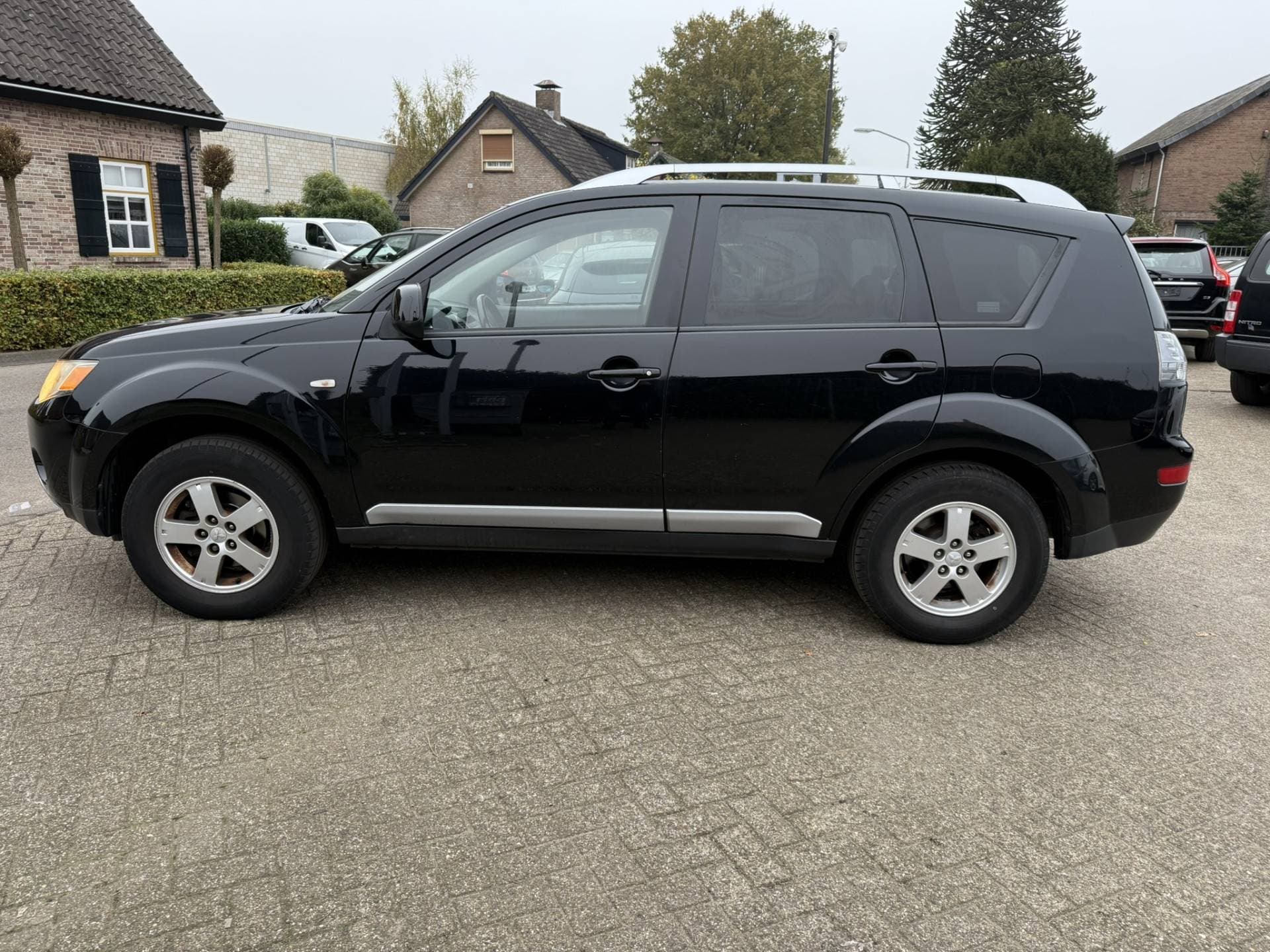 Mitsubishi Outlander thumbnail 4