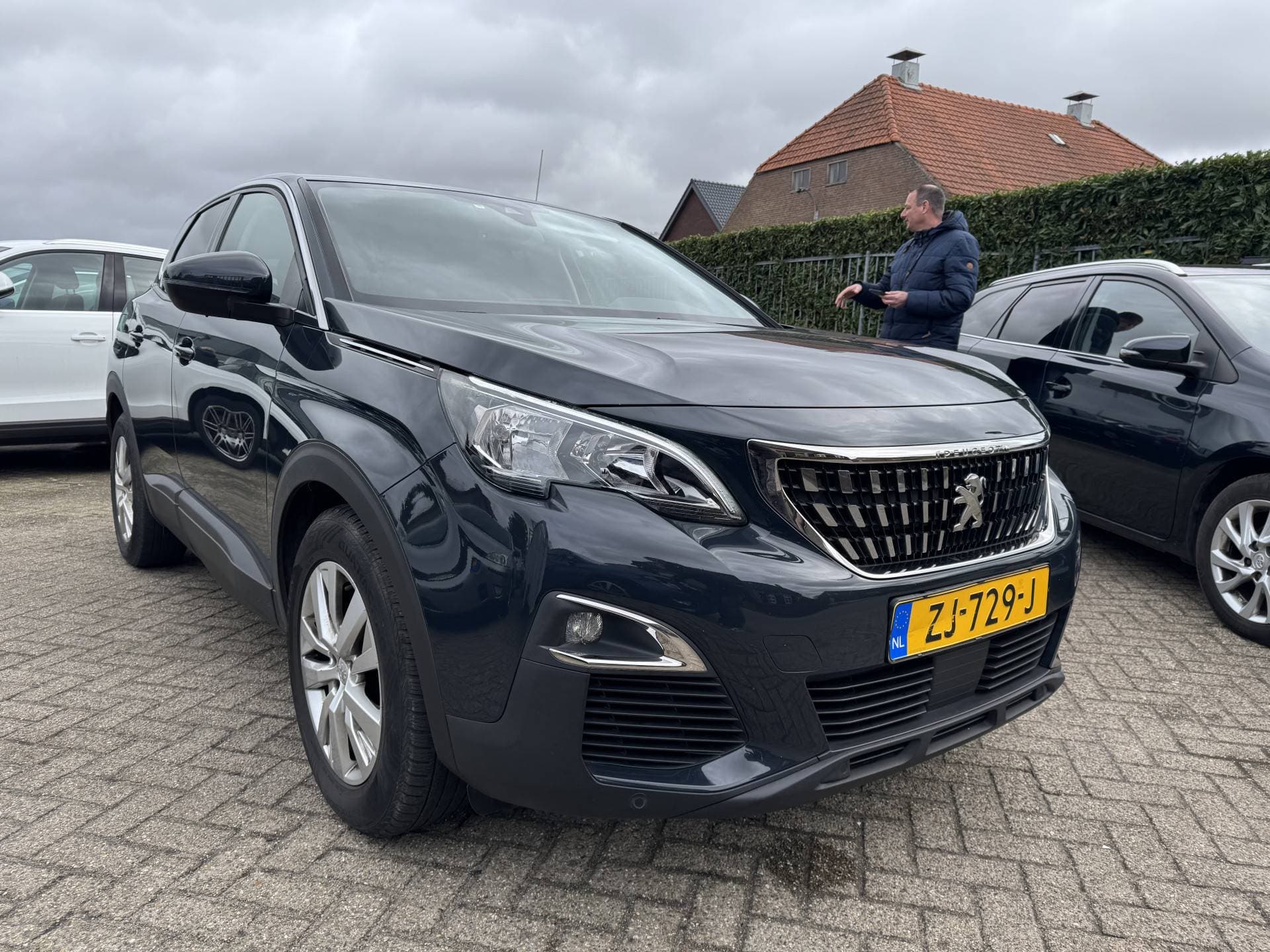 Peugeot 3008 PureTech Blue Lease Executive thumbnail 2