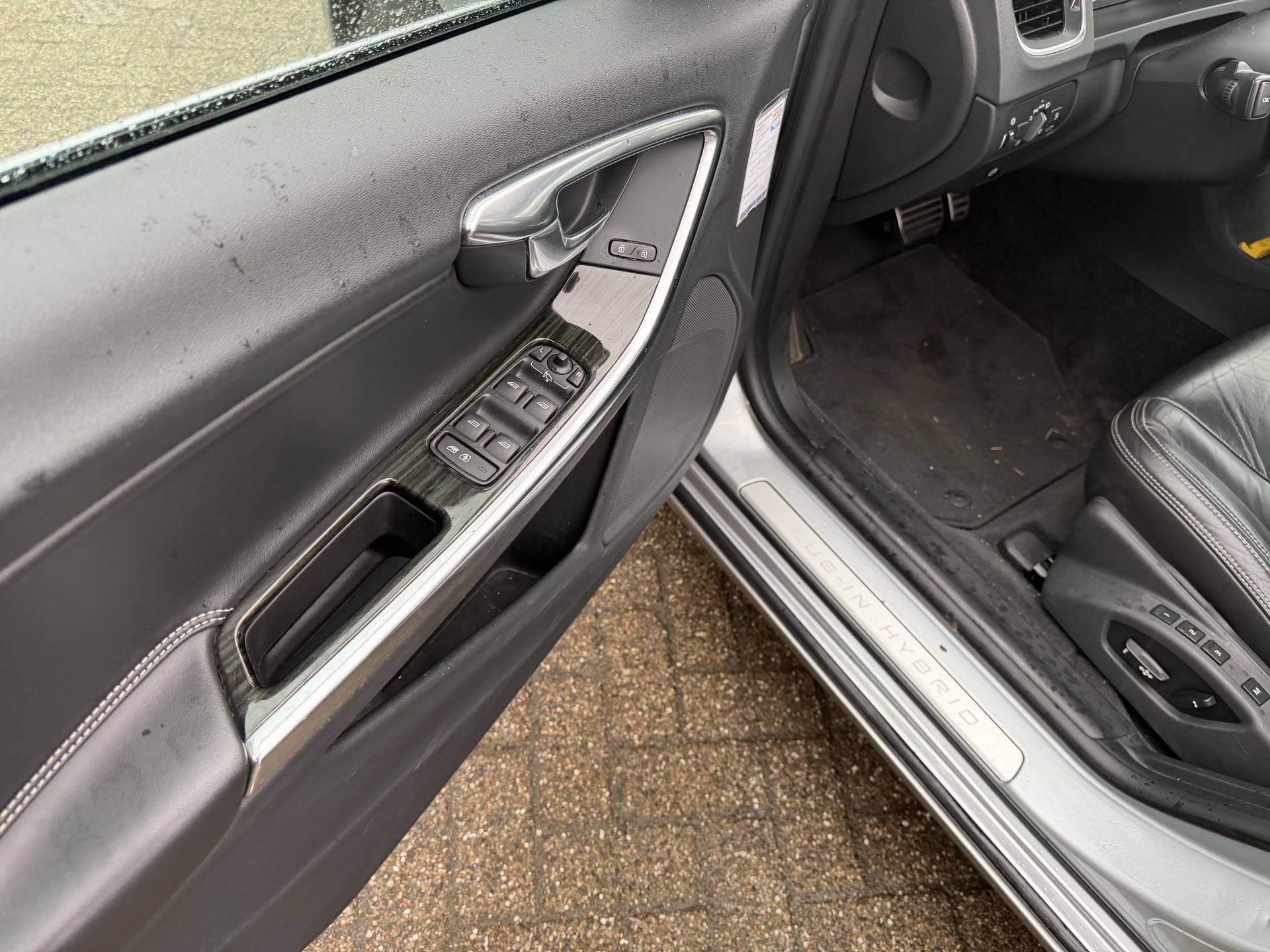 Volvo V60 2.4 D6 AWD Plug-In Hybrid Pure Limited thumbnail 12