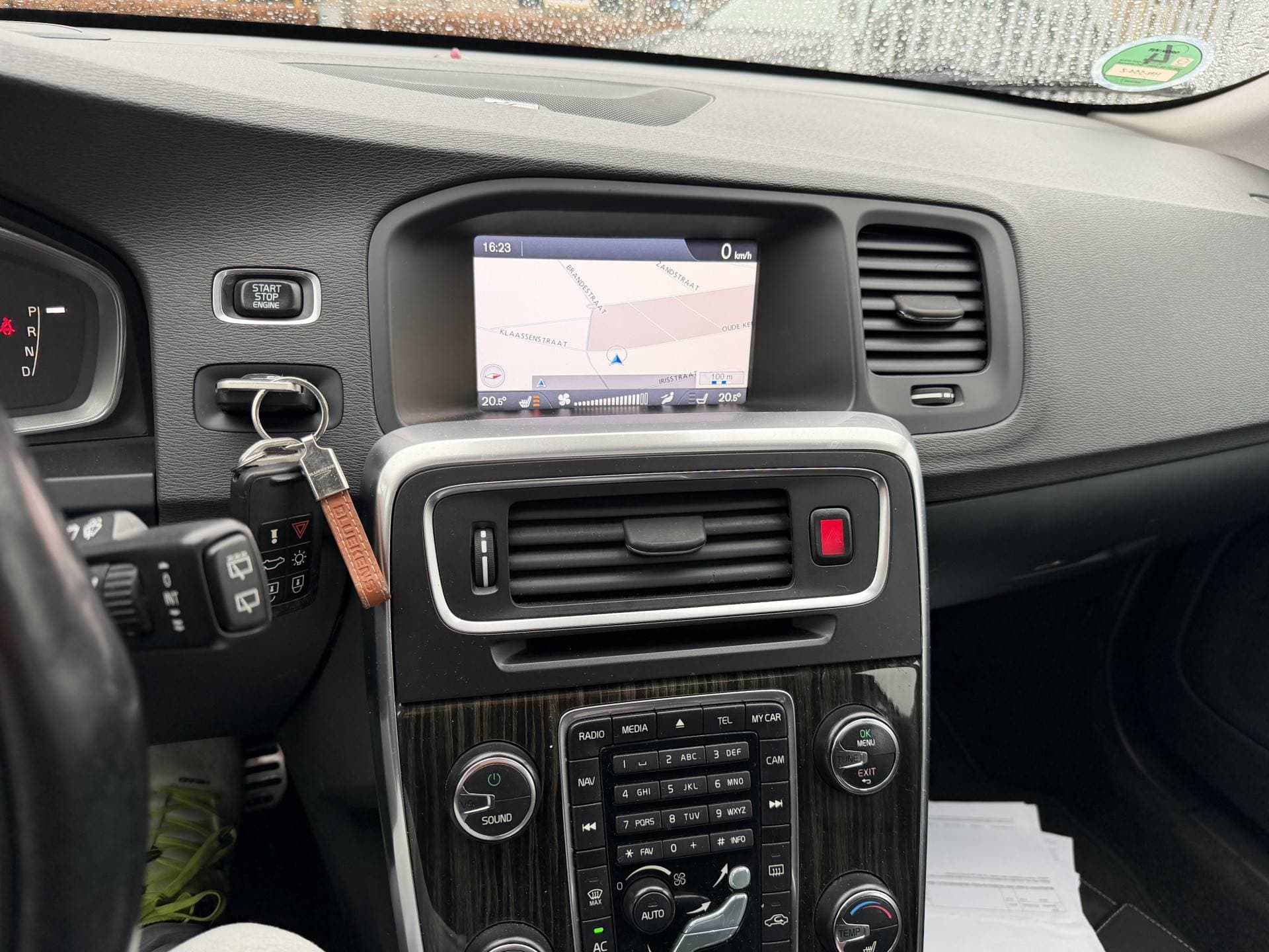 Volvo V60 2.4 D6 AWD Plug-In Hybrid Pure Limited thumbnail 13