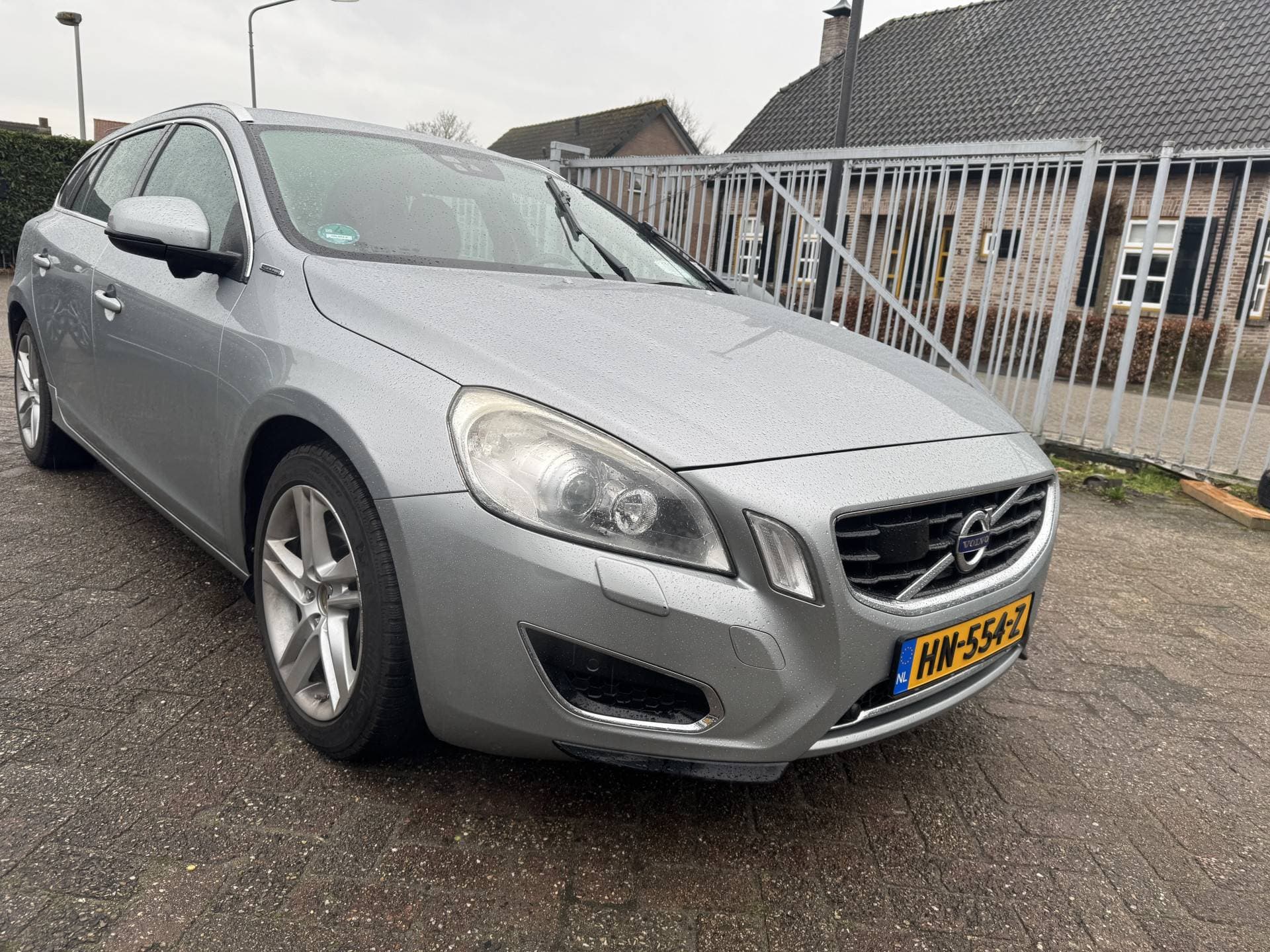 Volvo V60 2.4 D6 AWD Plug-In Hybrid Pure Limited thumbnail 16