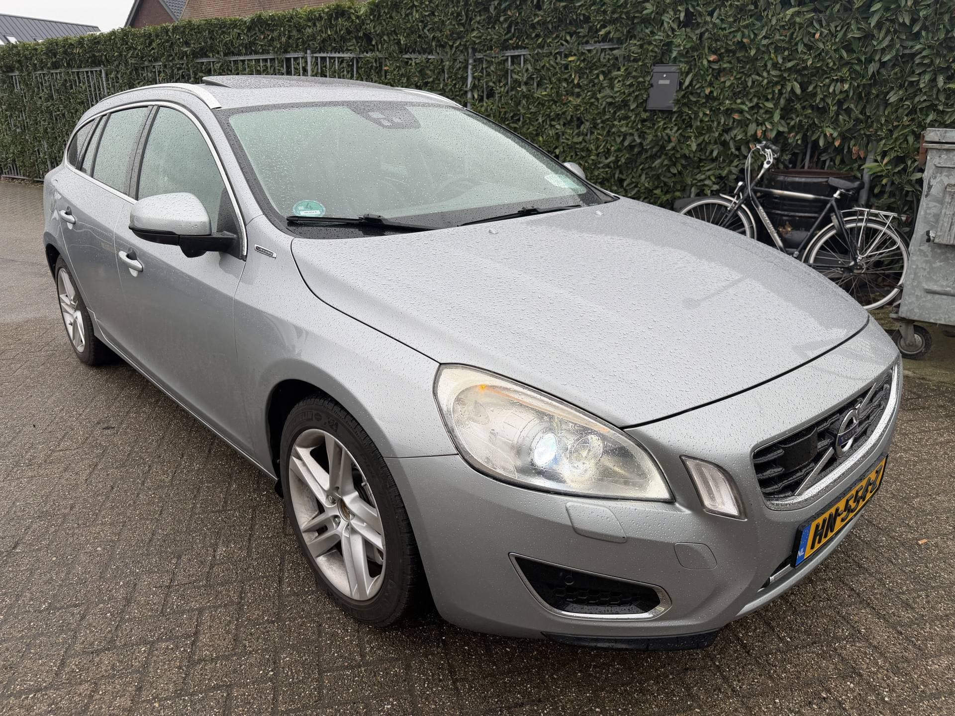 Volvo V60 2.4 D6 AWD Plug-In Hybrid Pure Limited thumbnail 3