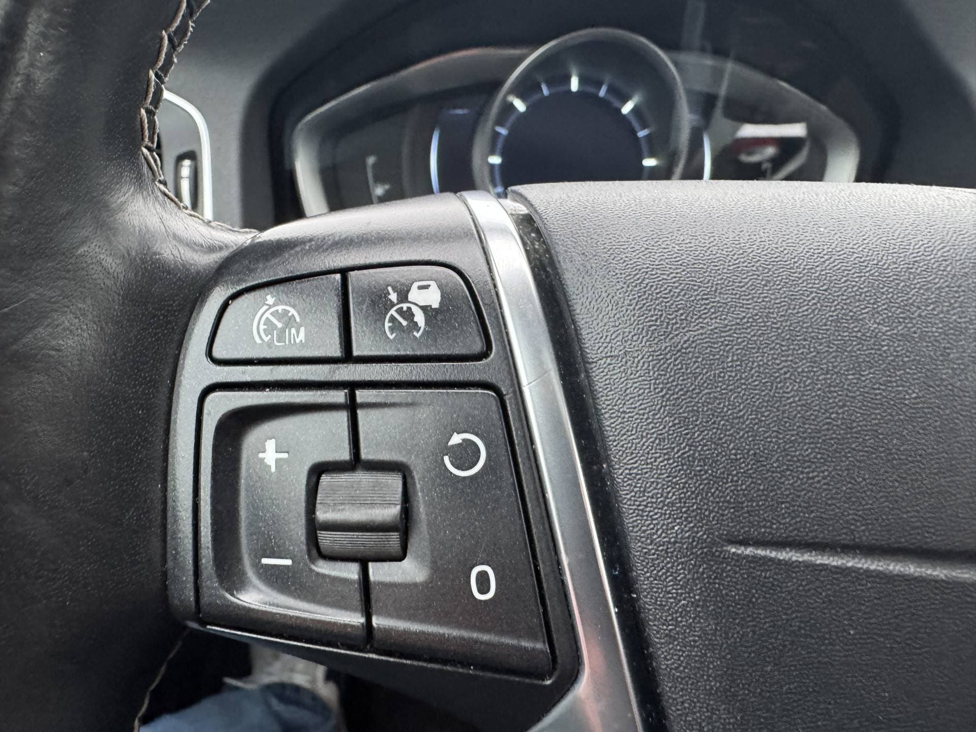 Volvo V60 2.4 D6 AWD Plug-In Hybrid Pure Limited thumbnail 24