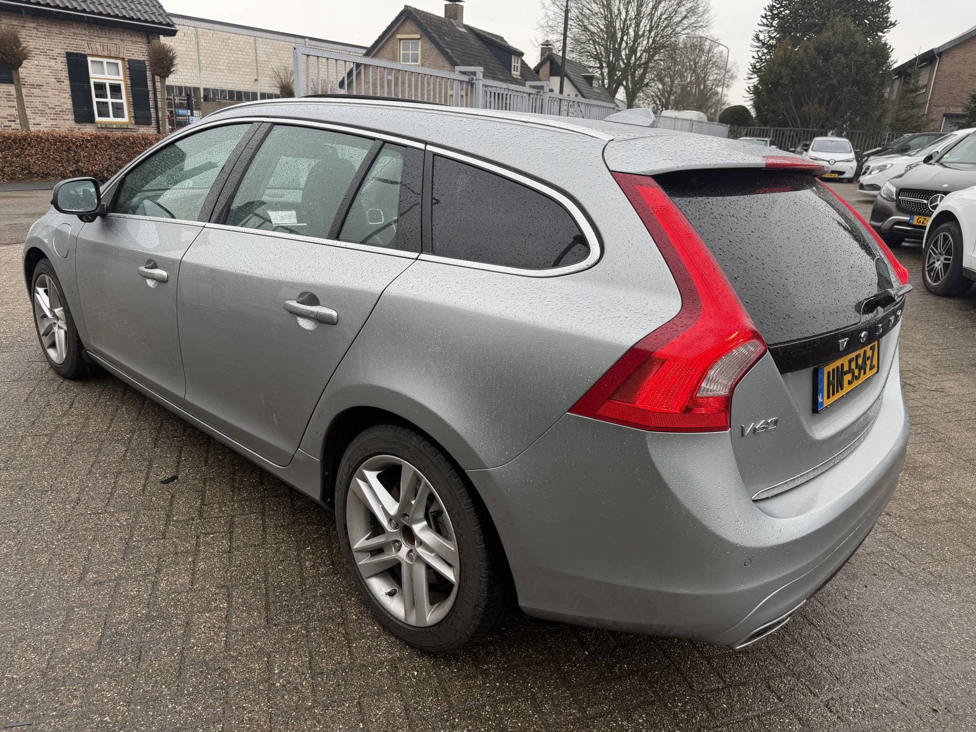 Volvo V60 2.4 D6 AWD Plug-In Hybrid Pure Limited thumbnail 4
