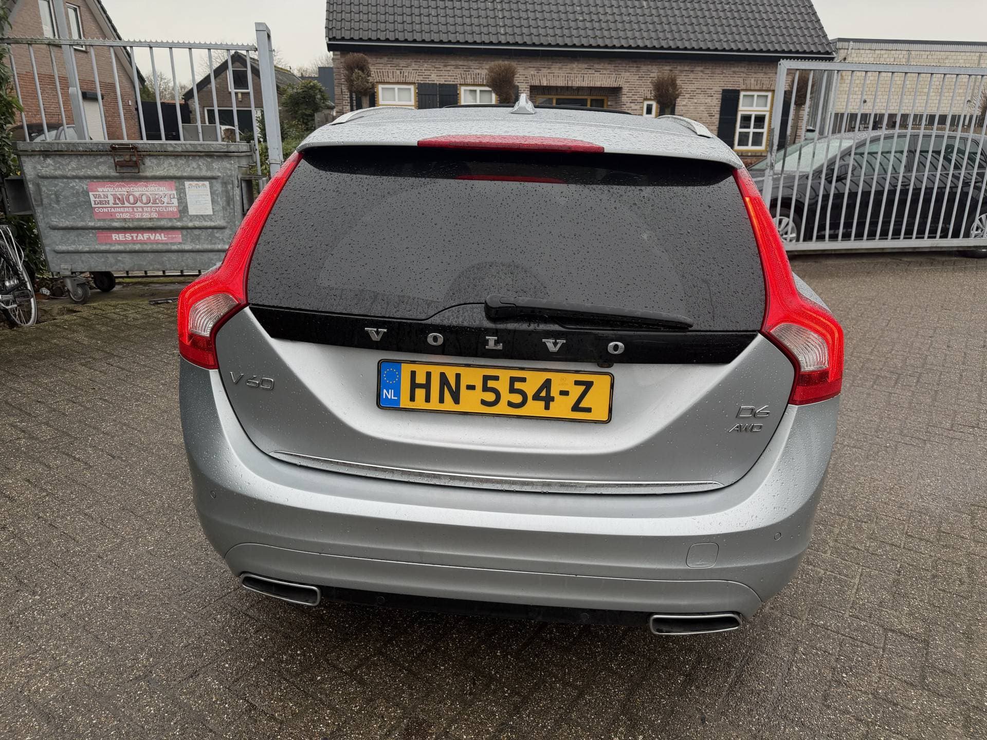 Volvo V60 2.4 D6 AWD Plug-In Hybrid Pure Limited thumbnail 8