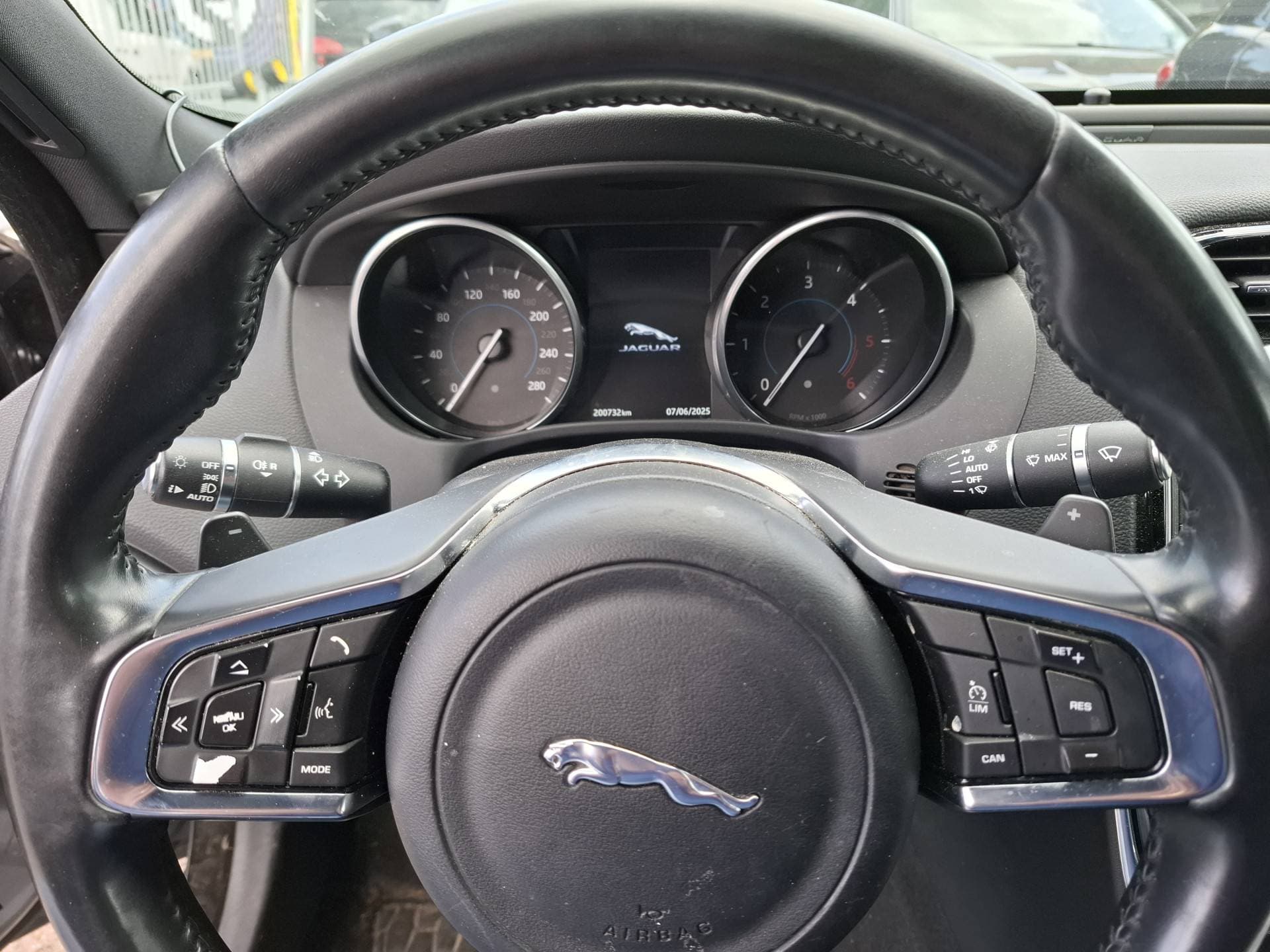 Jaguar XE thumbnail 4