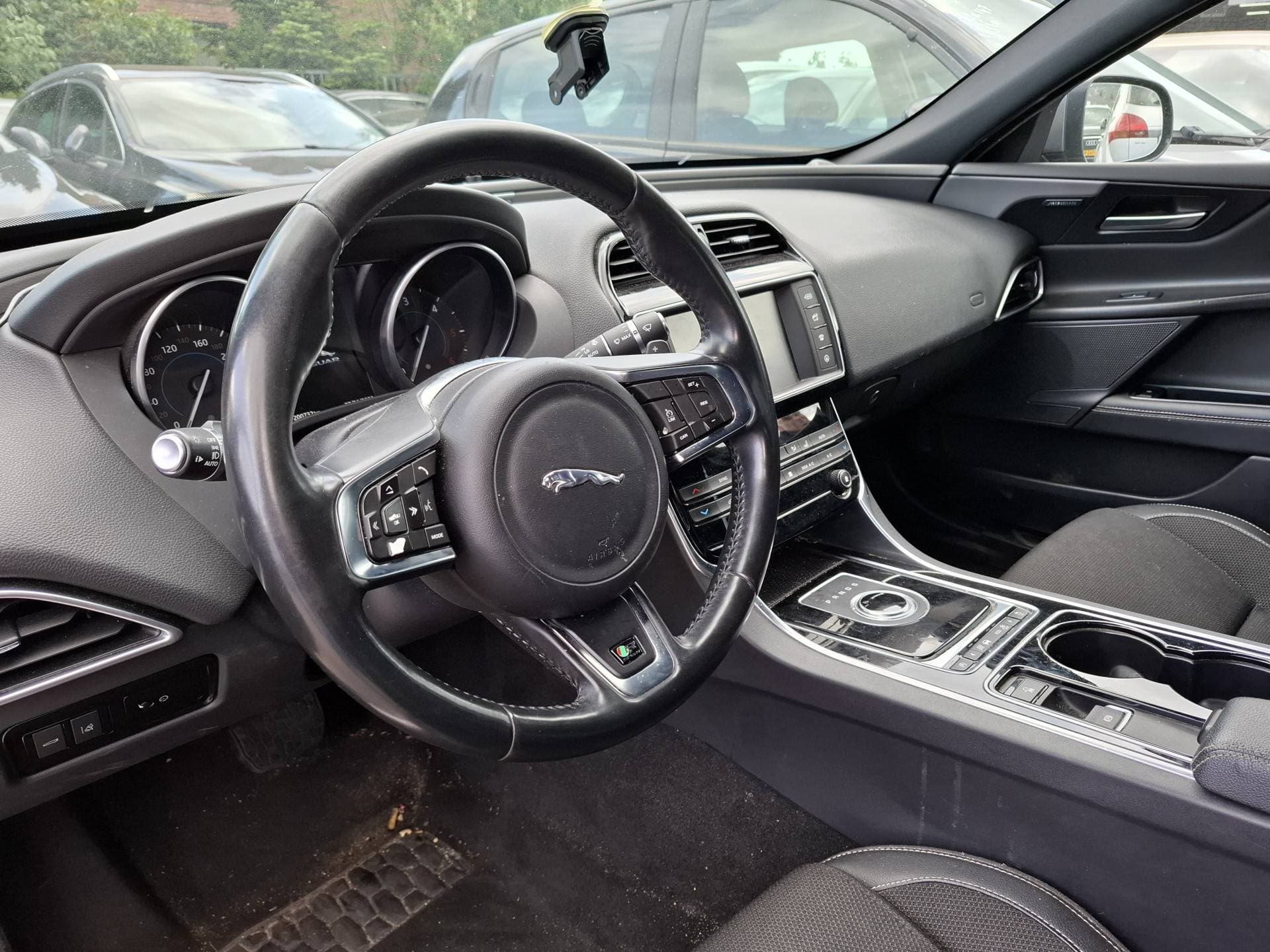 Jaguar XE thumbnail 5