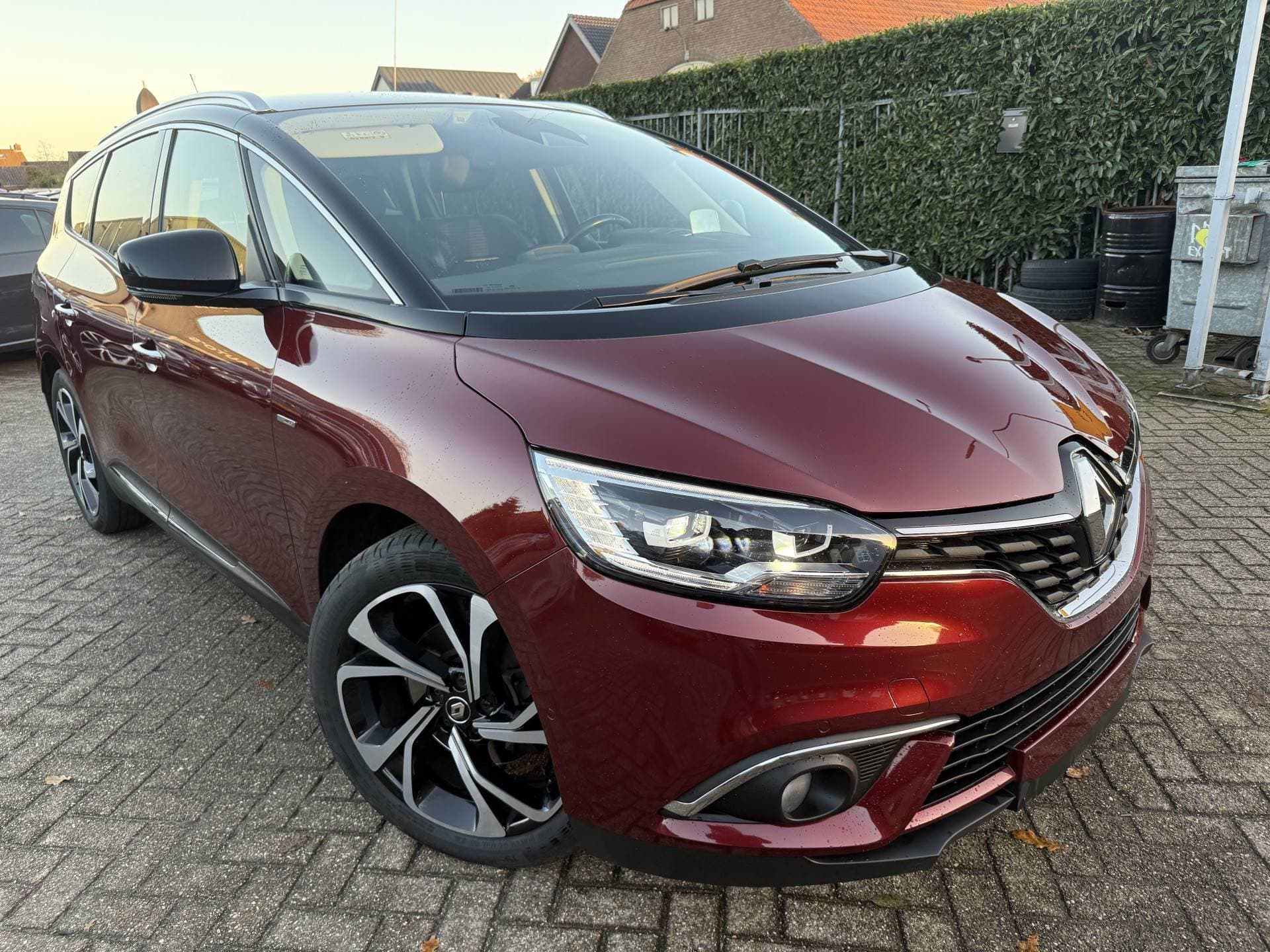 Renault Grand Scénic thumbnail 2