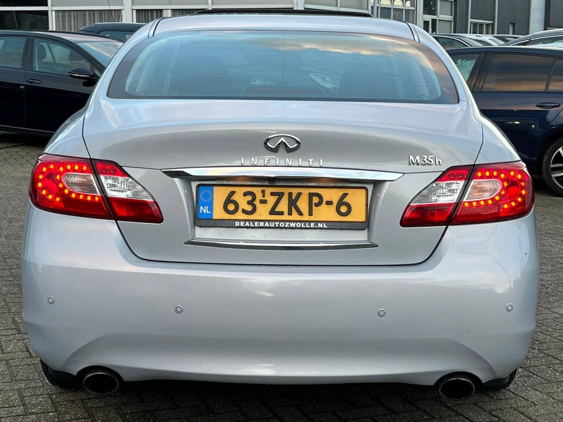 Infiniti M thumbnail 2