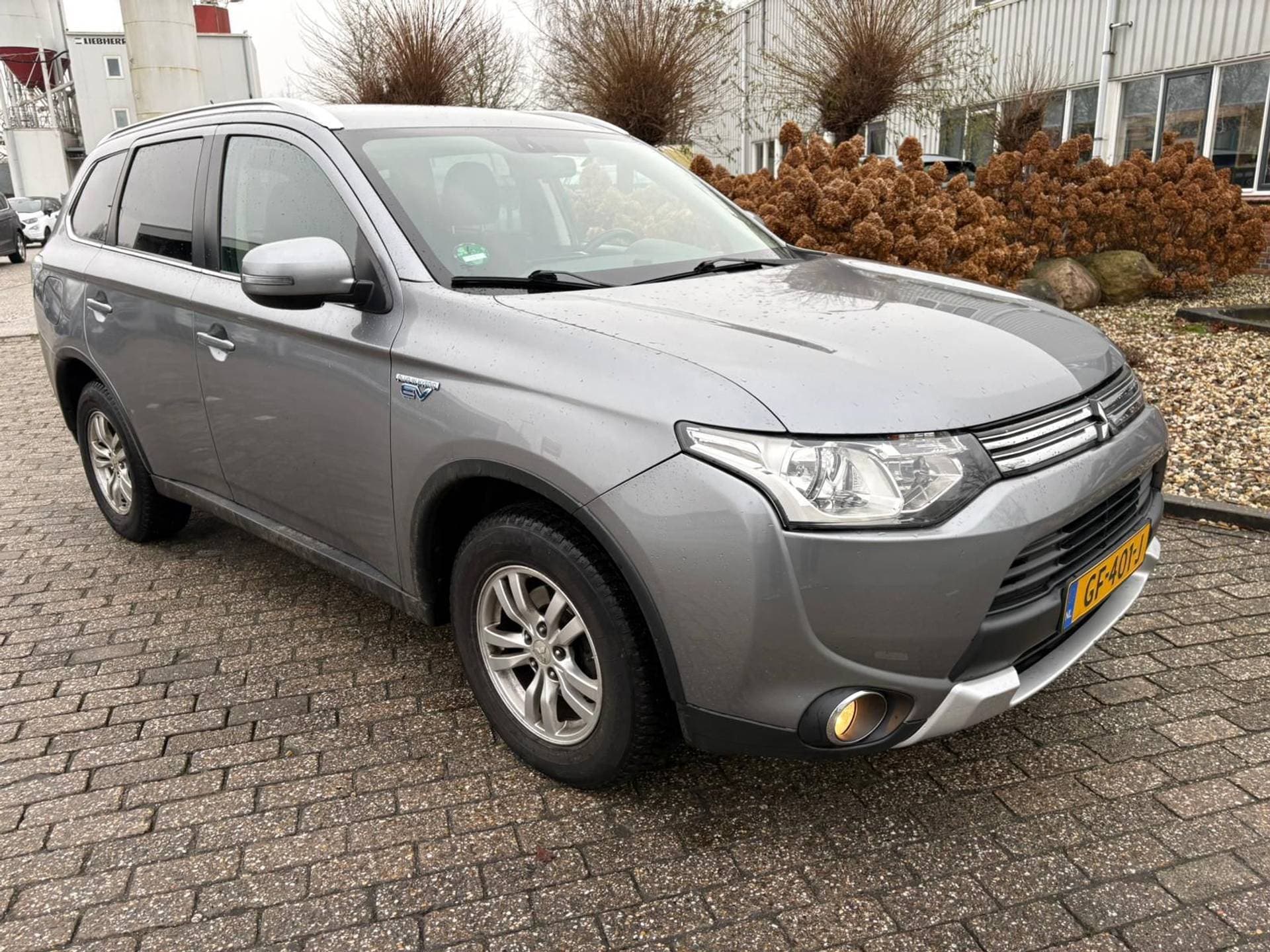 Mitsubishi Outlander thumbnail 2