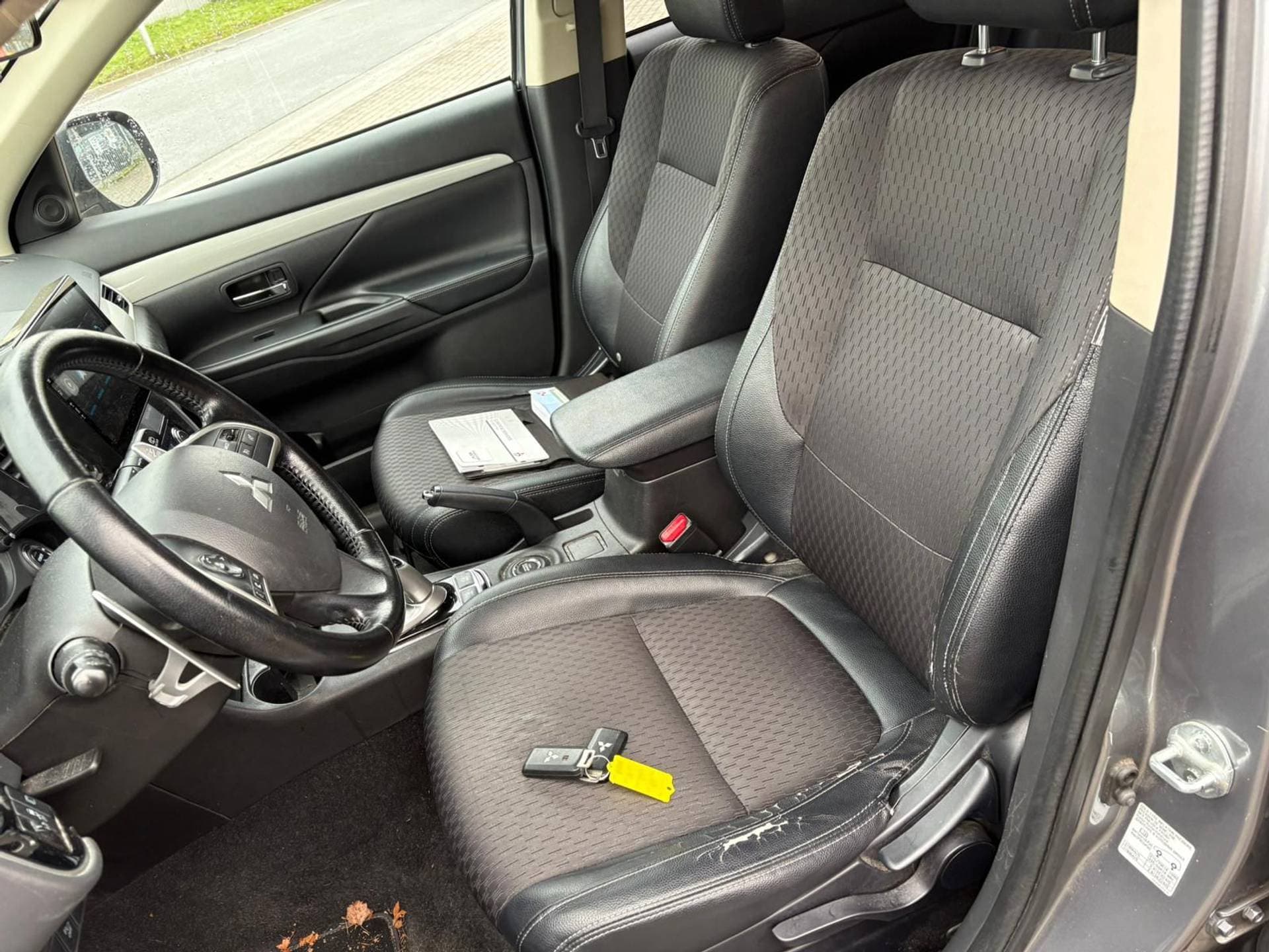 Mitsubishi Outlander thumbnail 3