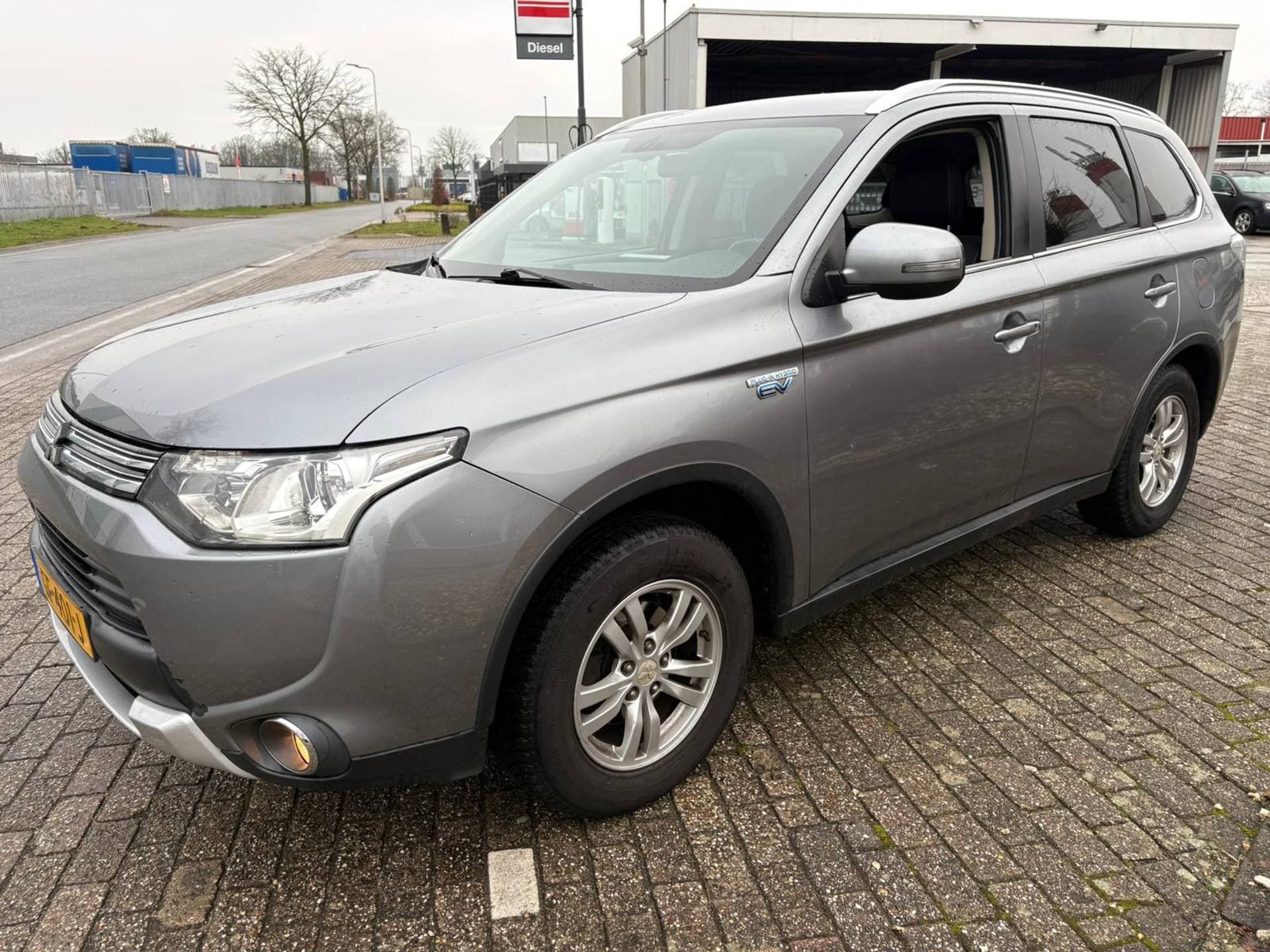 Mitsubishi Outlander thumbnail 4