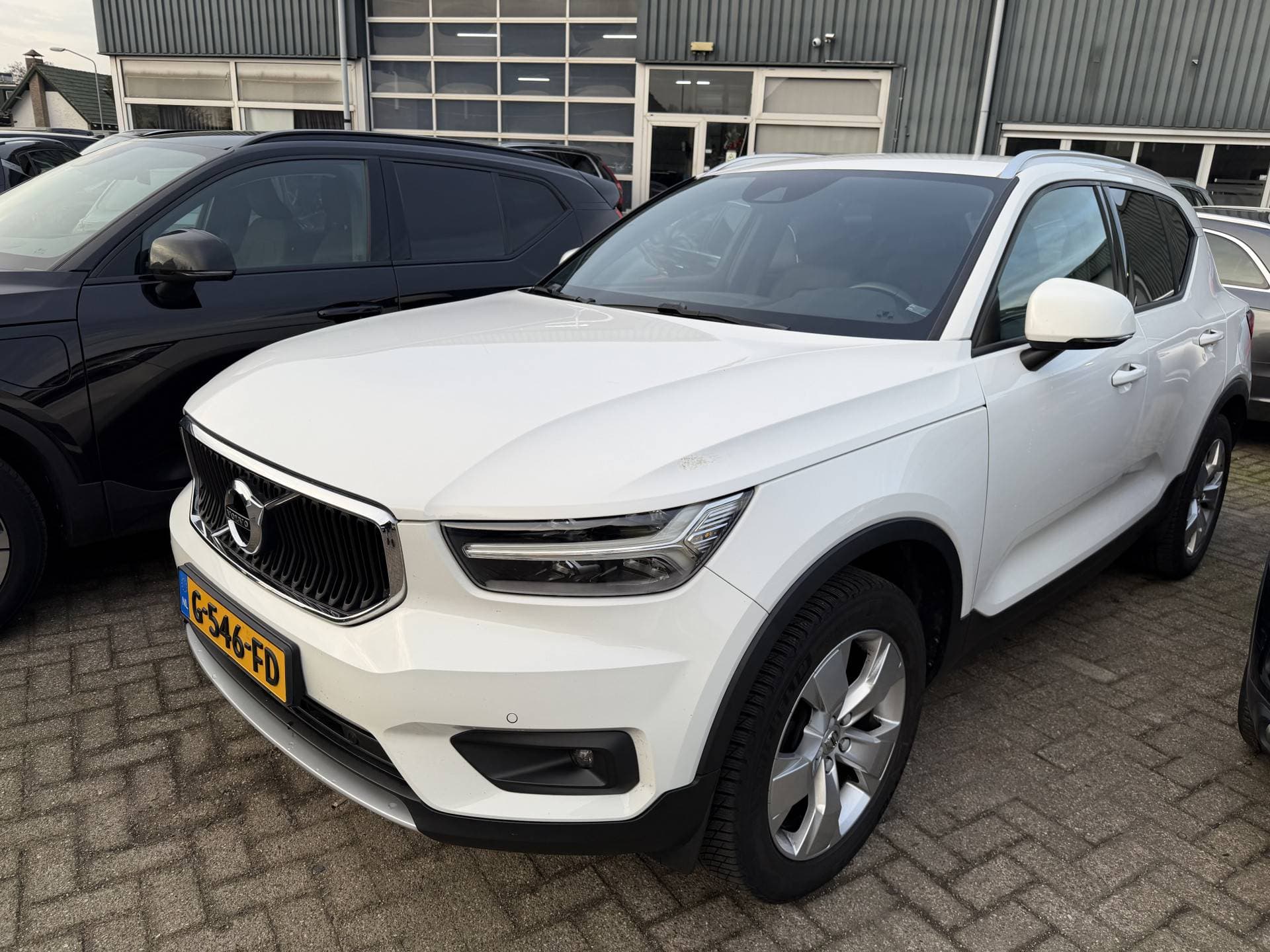 Volvo XC40 thumbnail 2