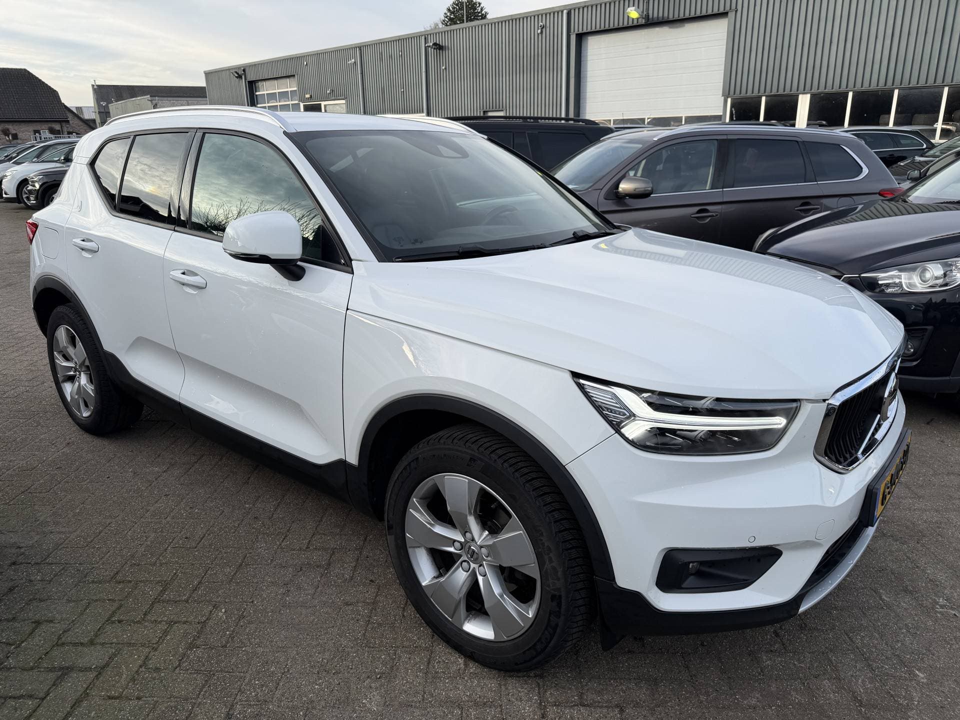 Volvo XC40 thumbnail 3