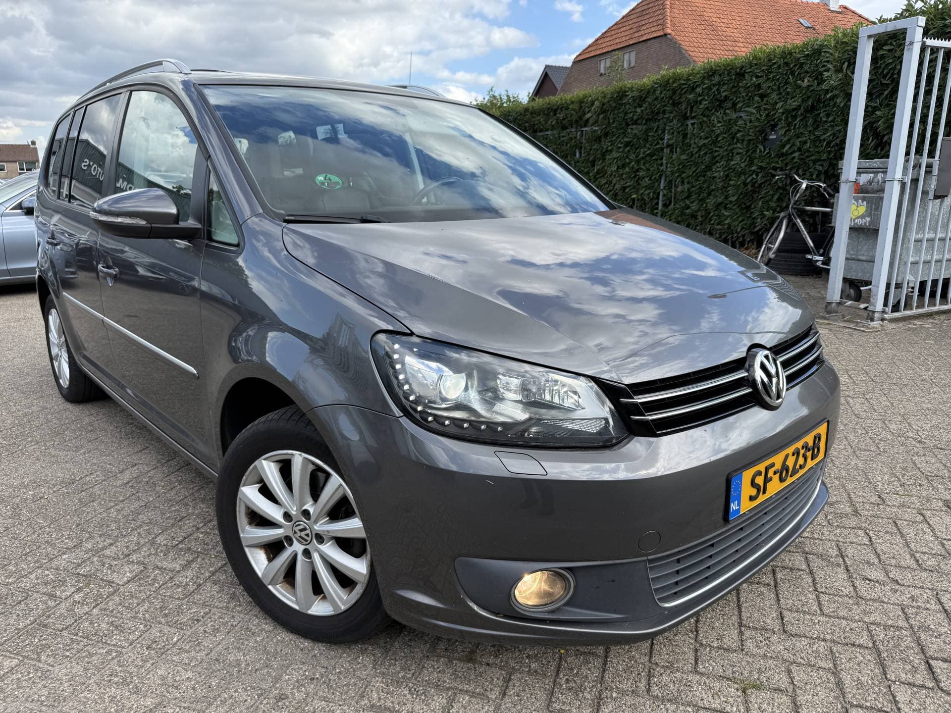 Volkswagen Touran thumbnail 2