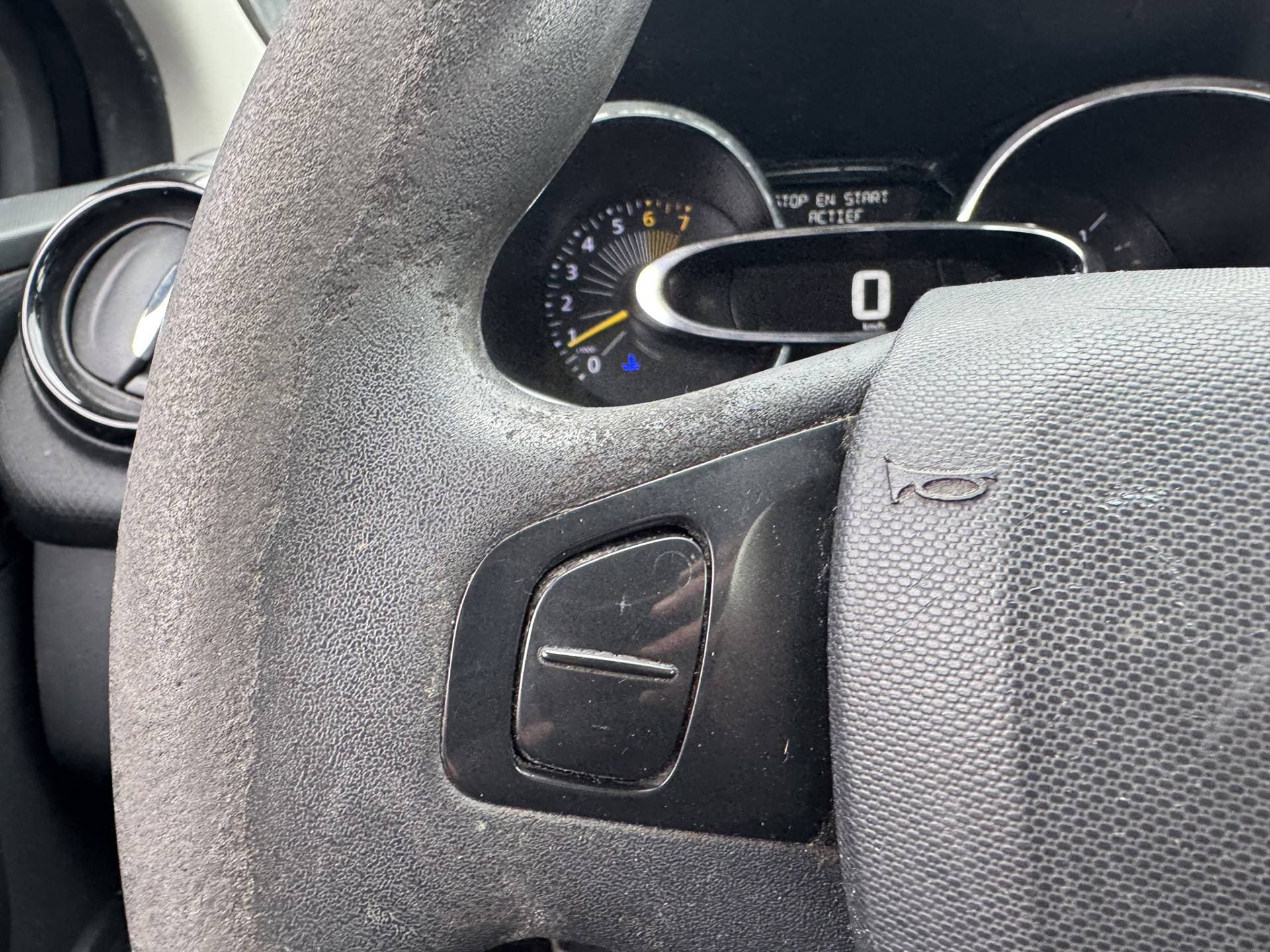 Renault Clio thumbnail 12