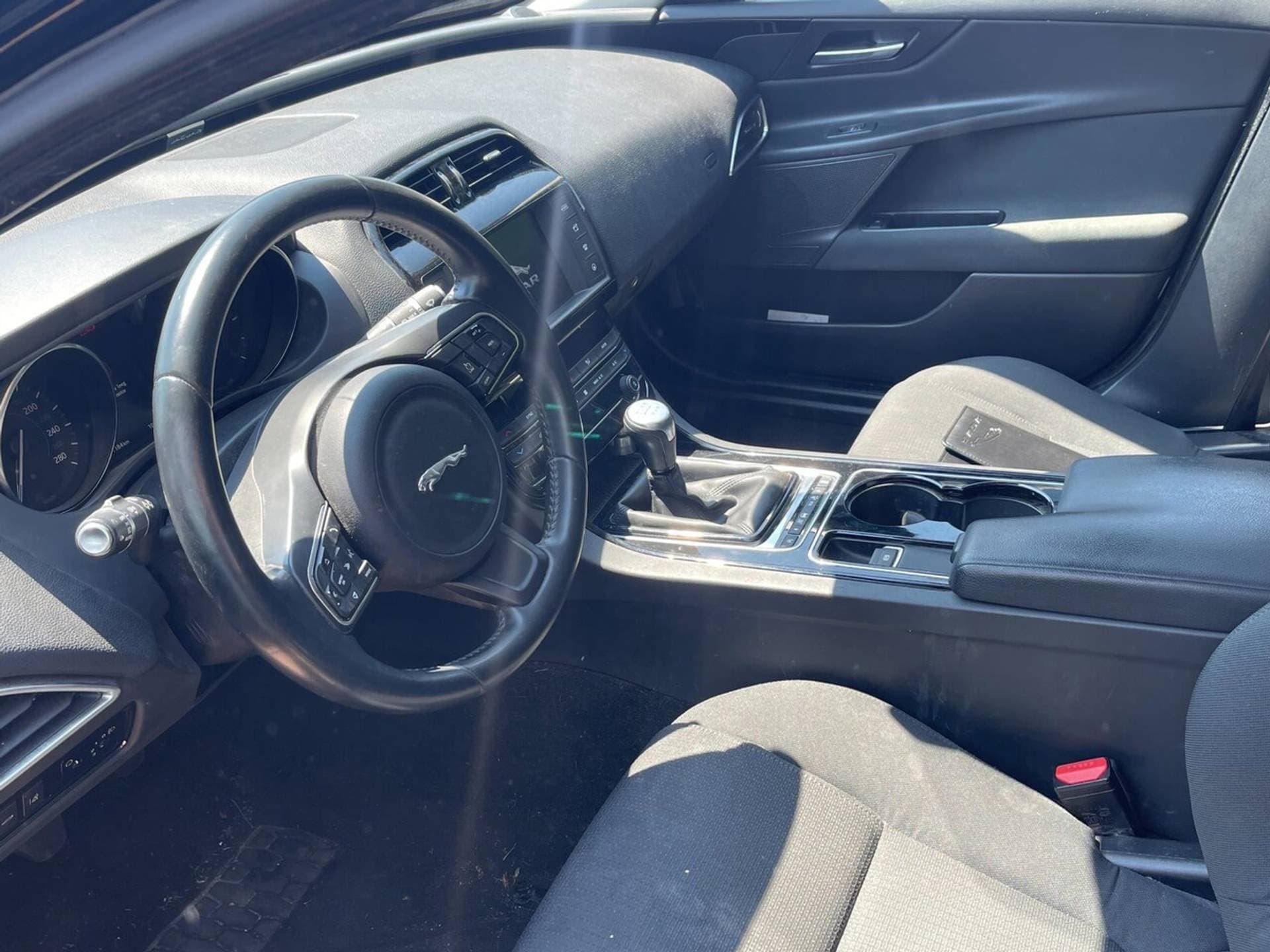 Jaguar XE 2.0 D Pure thumbnail 3