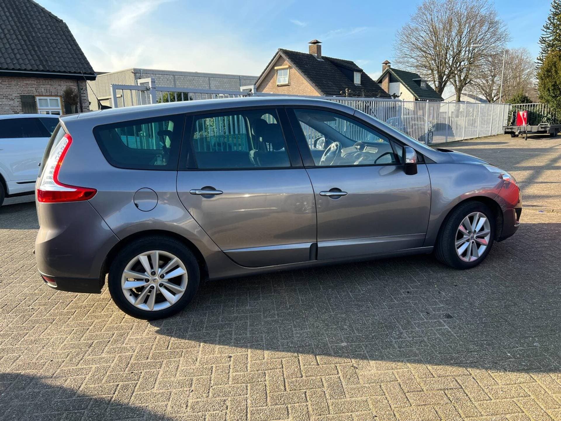 Renault Grand Scénic thumbnail 3