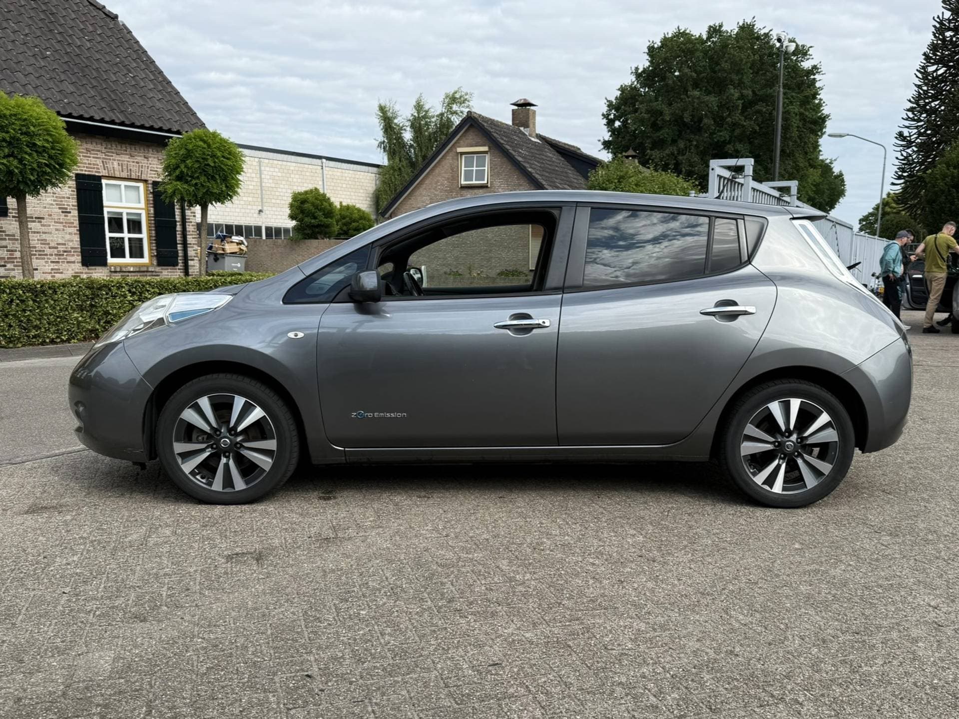 Nissan Leaf thumbnail 3