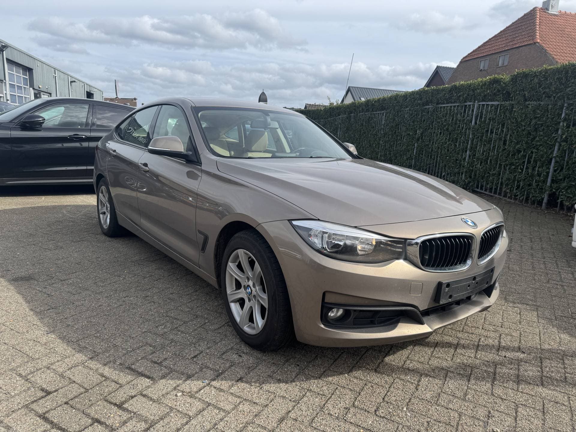 BMW 3 Serie Gran Turismo 320d Executive thumbnail 4