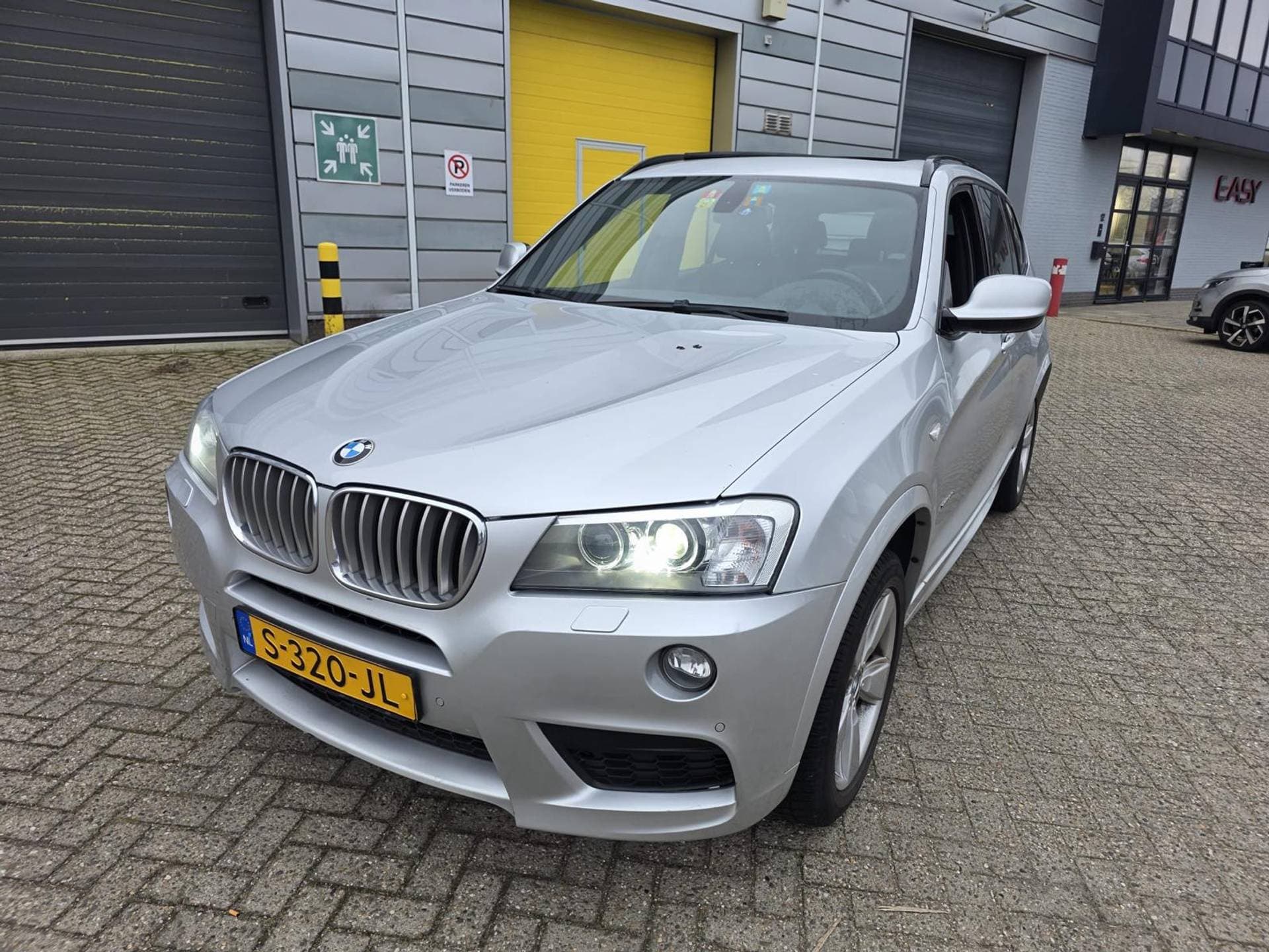 BMW X3 xDrive28i High Executive thumbnail 3