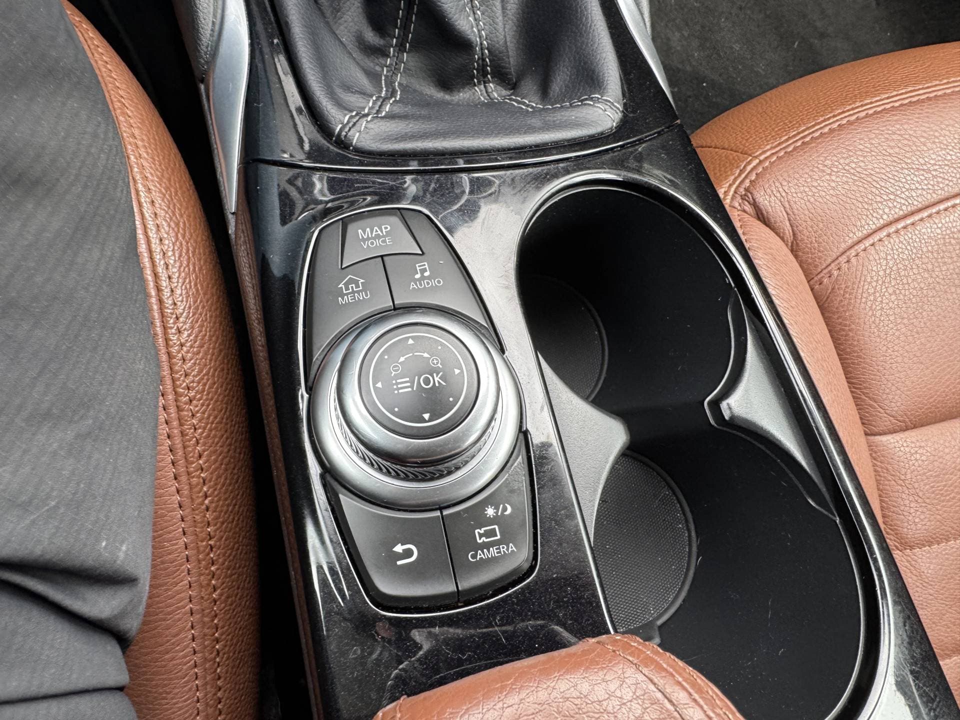 Infiniti Q thumbnail 15