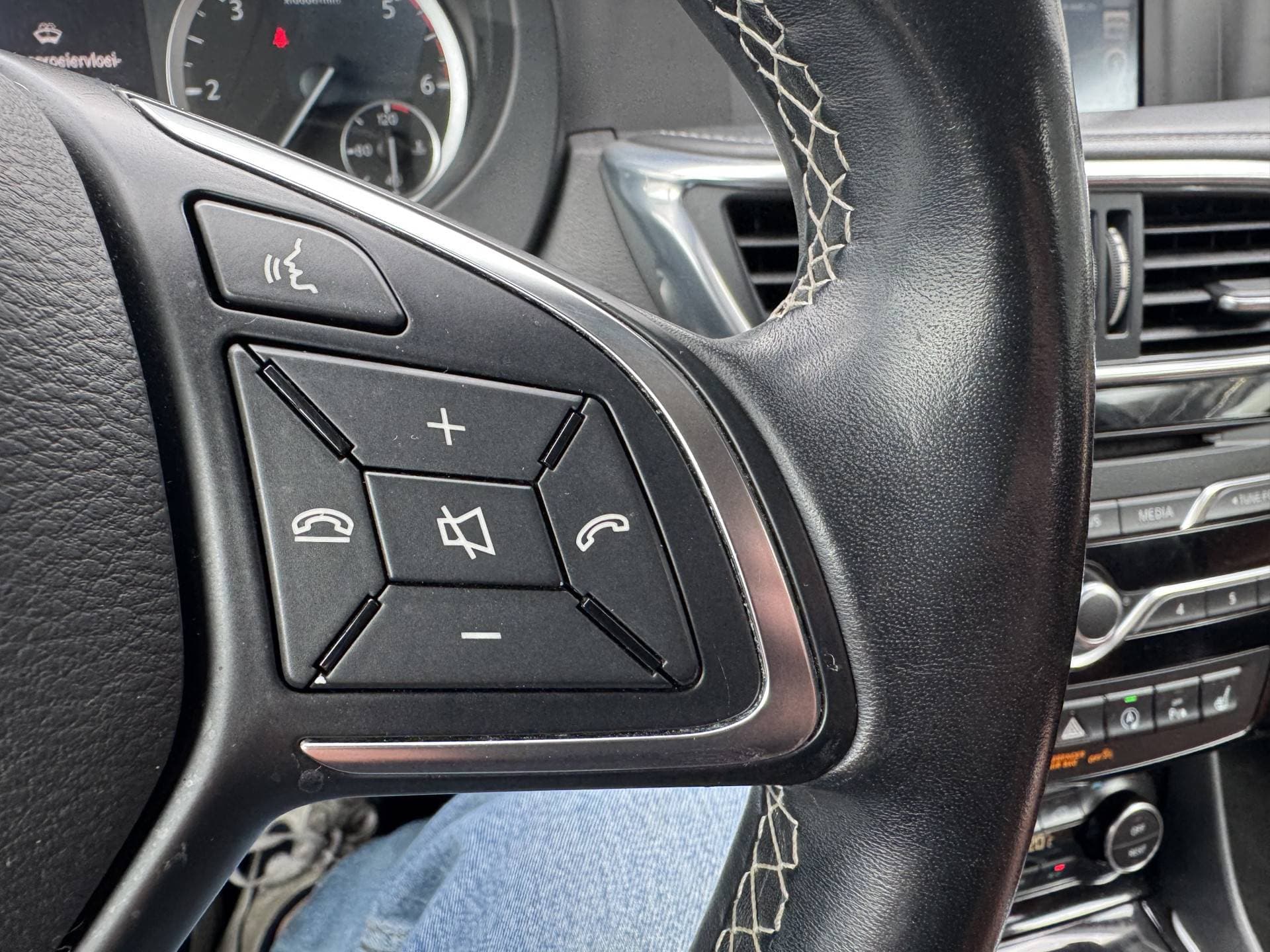 Infiniti Q thumbnail 23