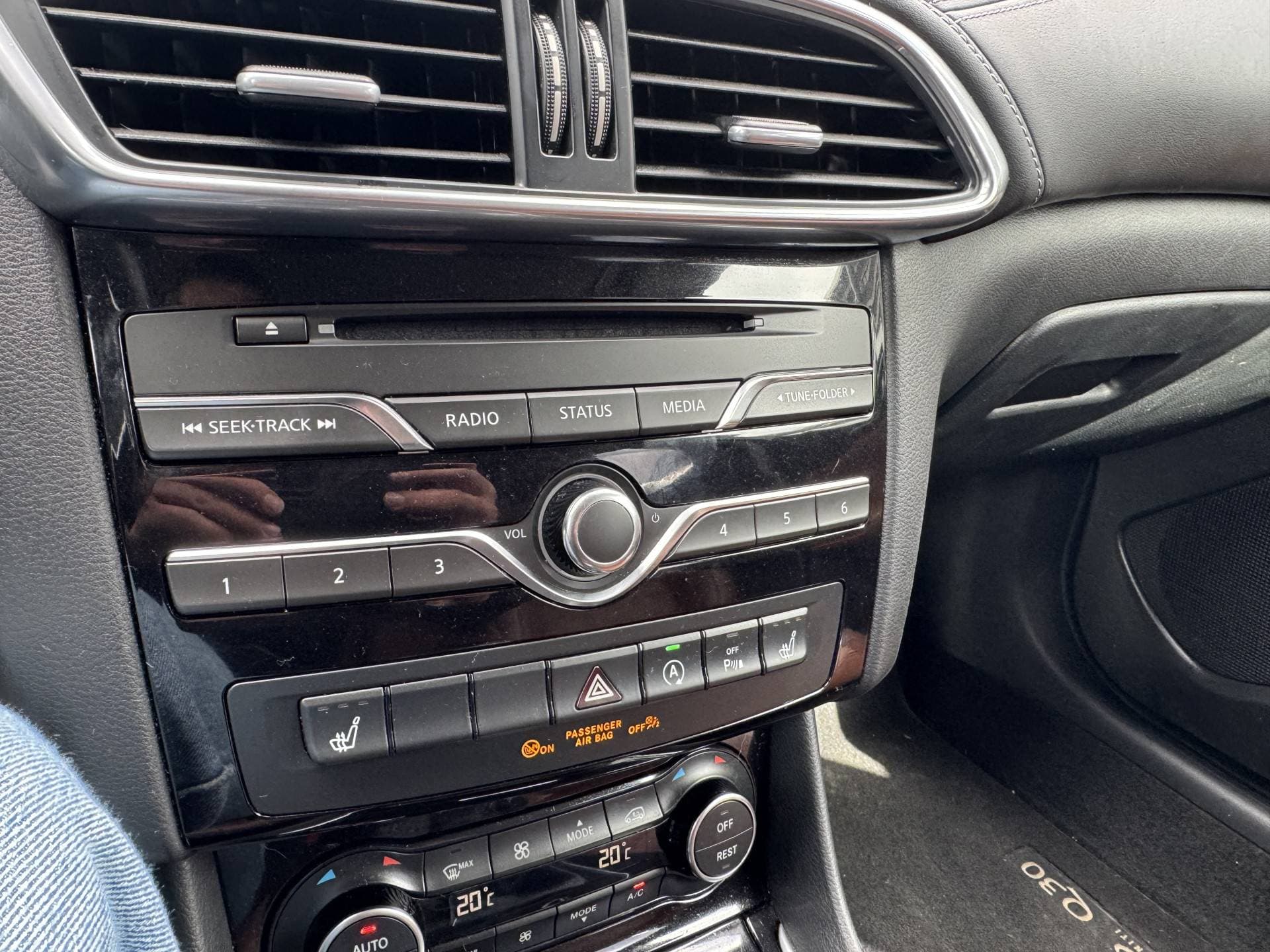 Infiniti Q thumbnail 26