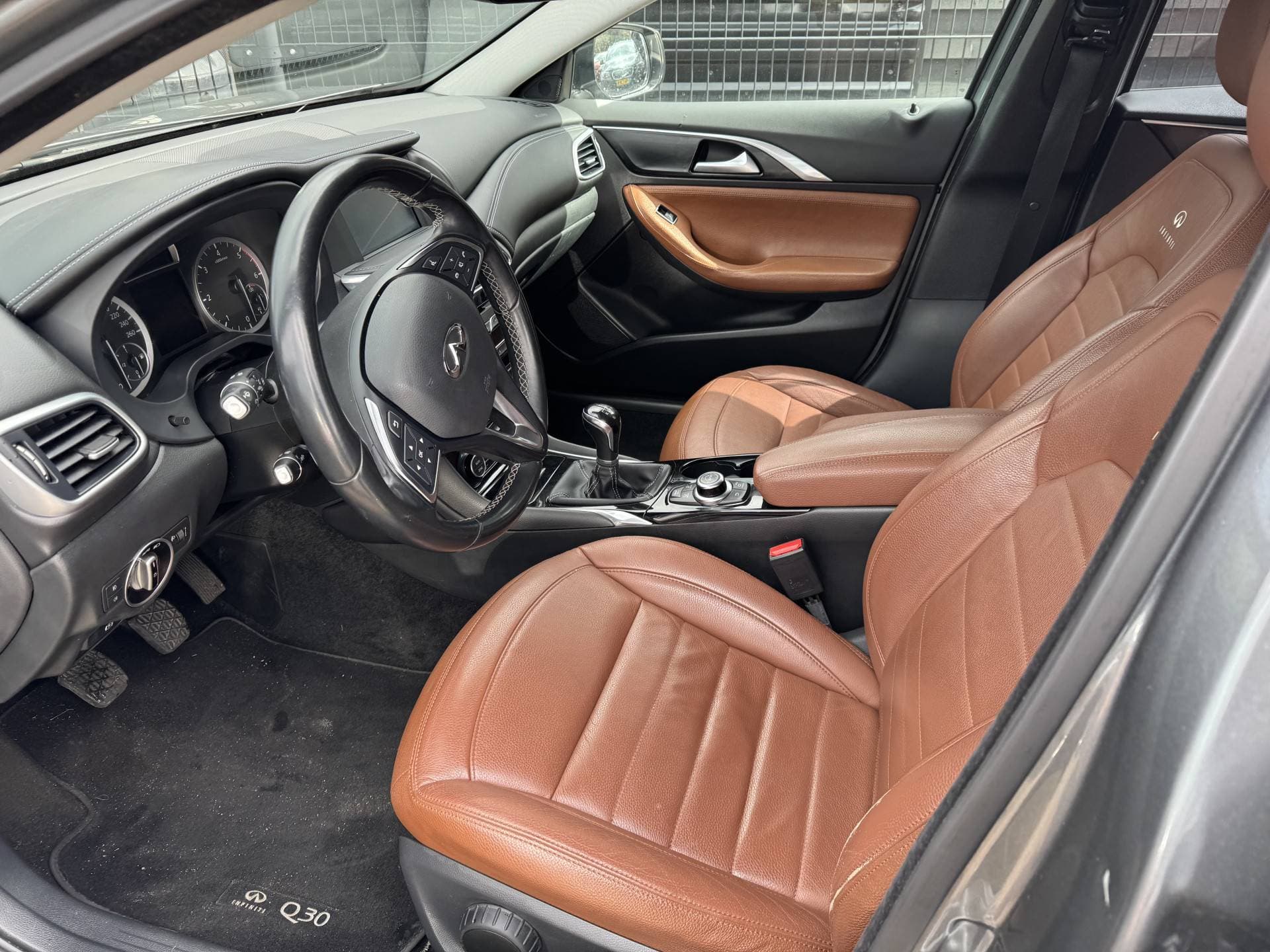 Infiniti Q thumbnail 27