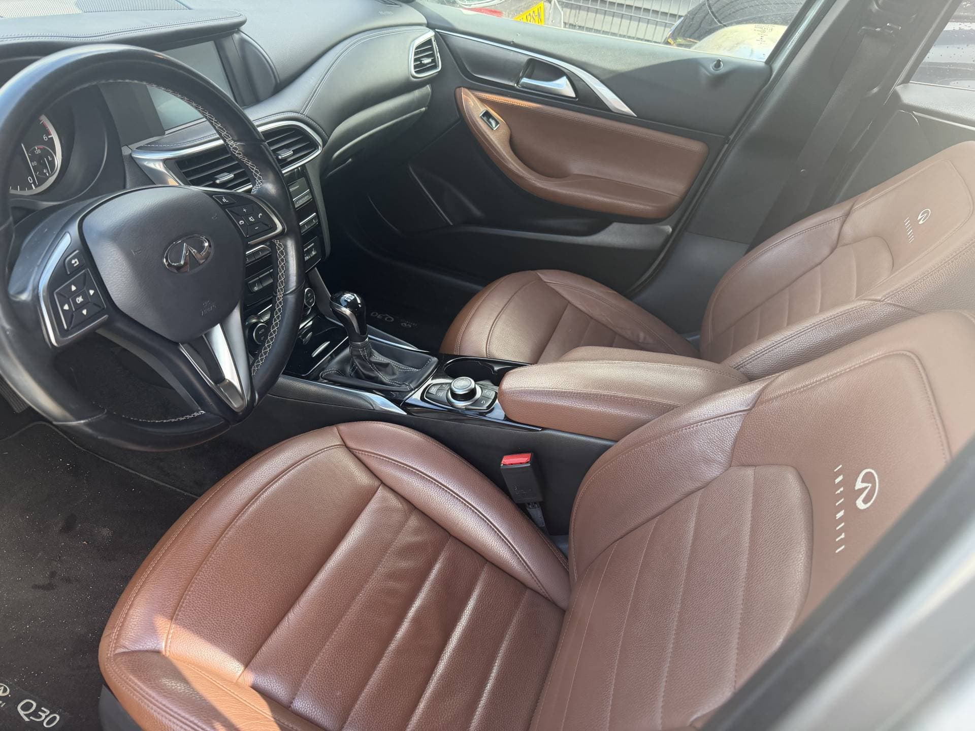 Infiniti Q thumbnail 37