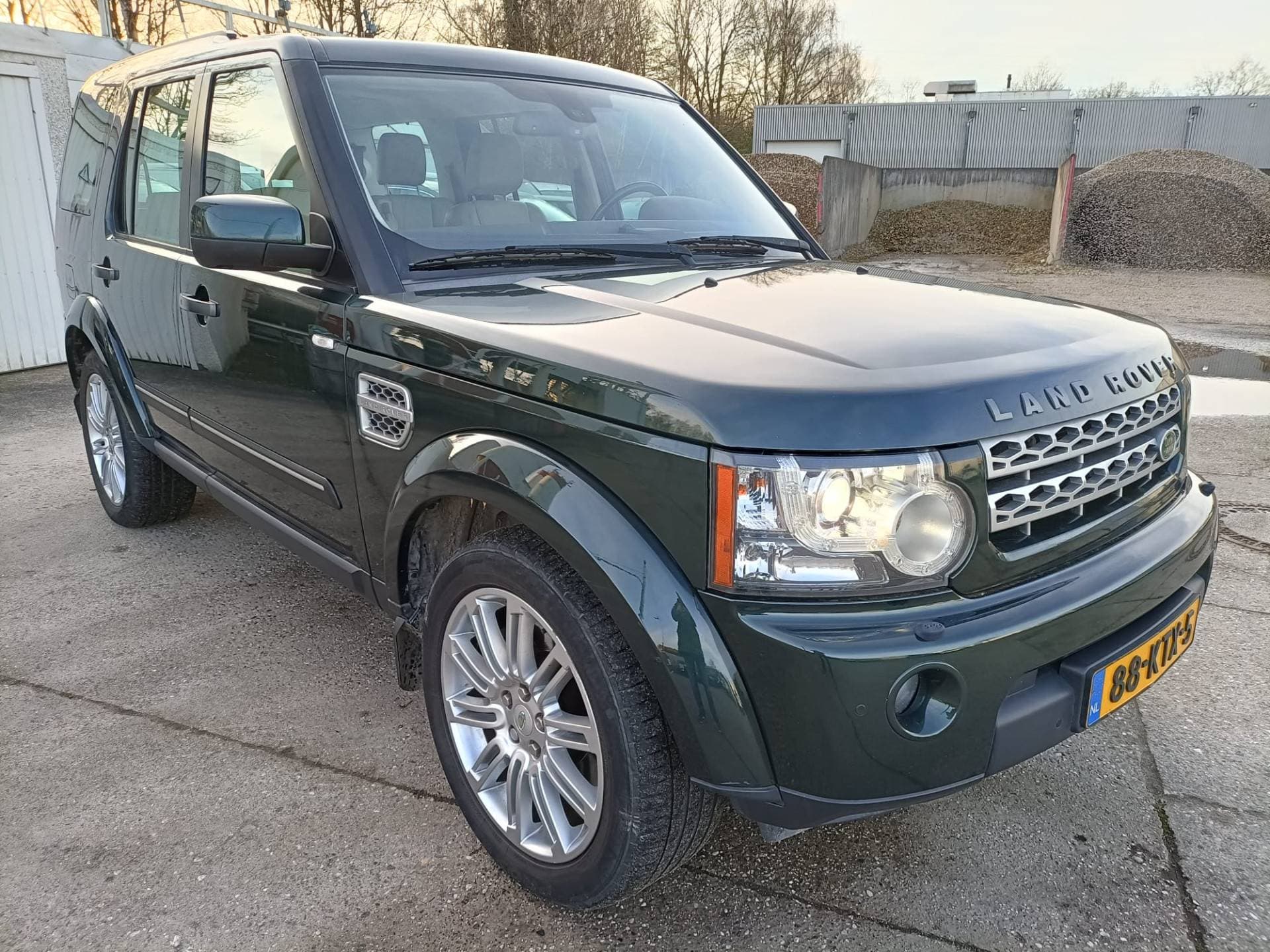 Land Rover Discovery thumbnail 3