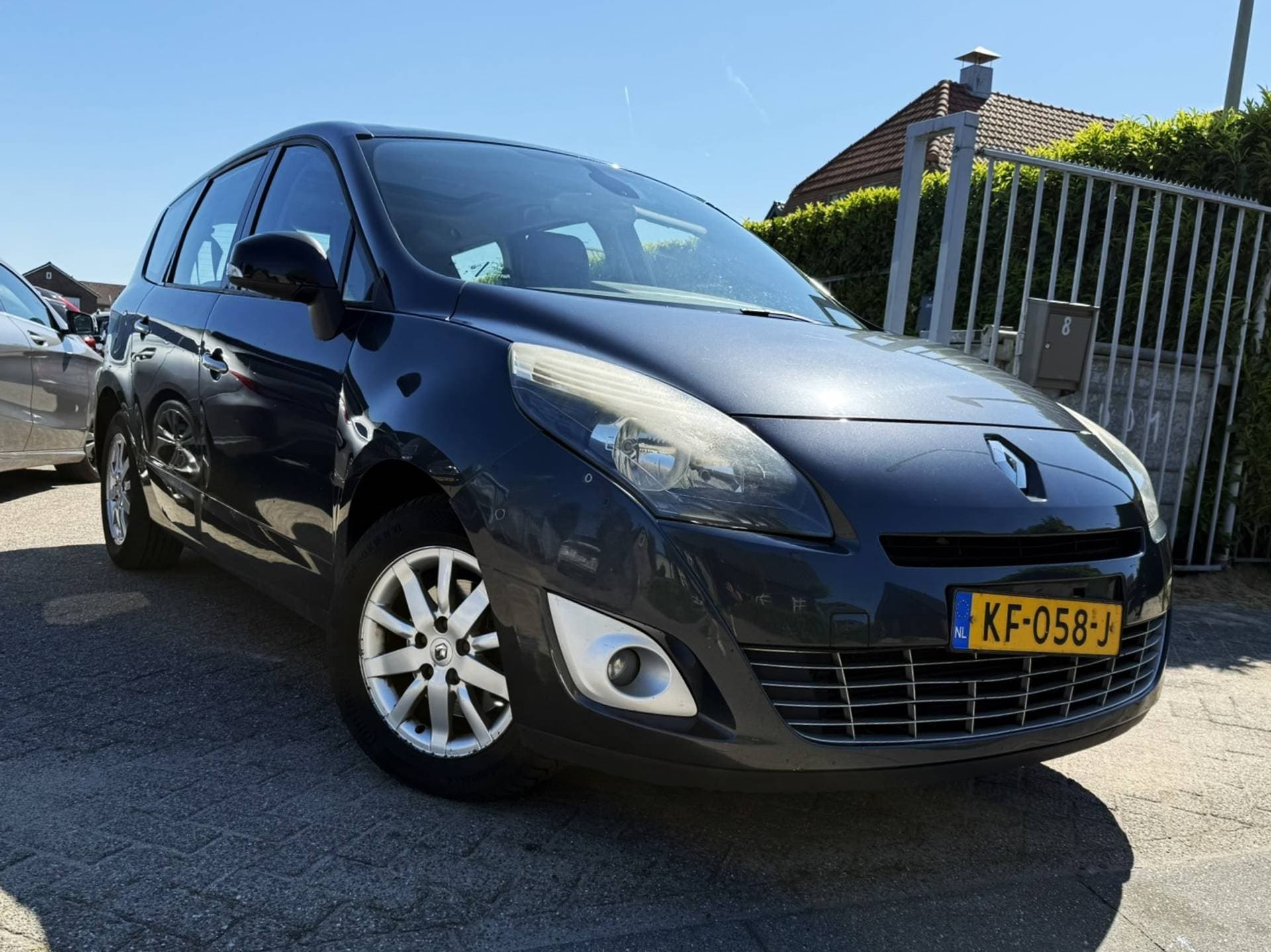 Renault Grand Scénic thumbnail 2