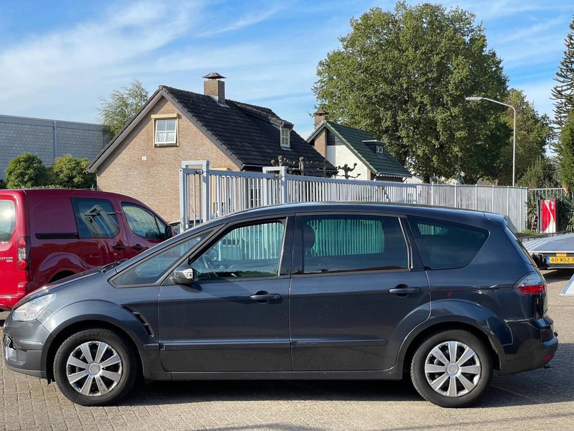 Ford S-Max thumbnail 3