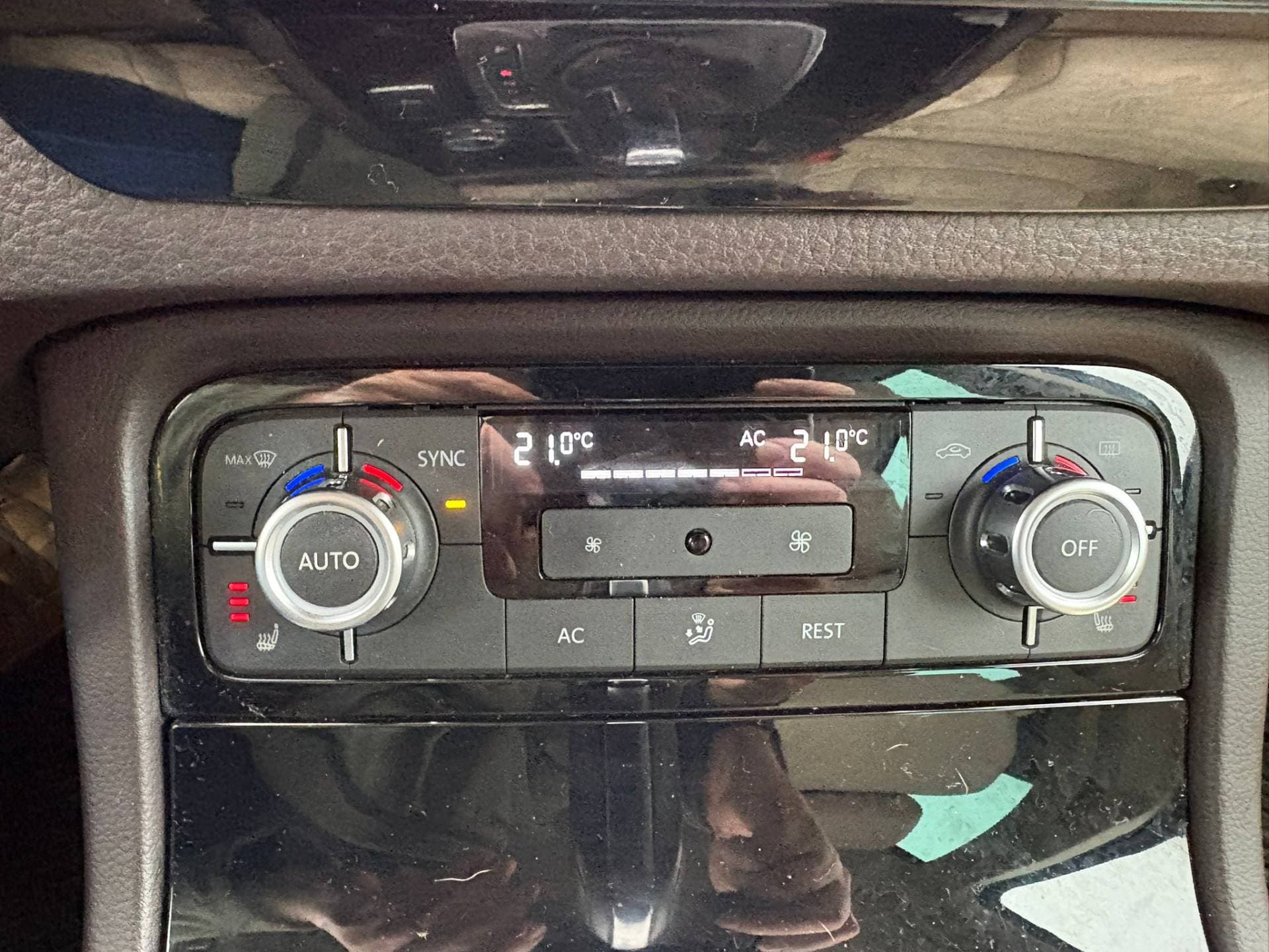 Volkswagen Touareg thumbnail 10