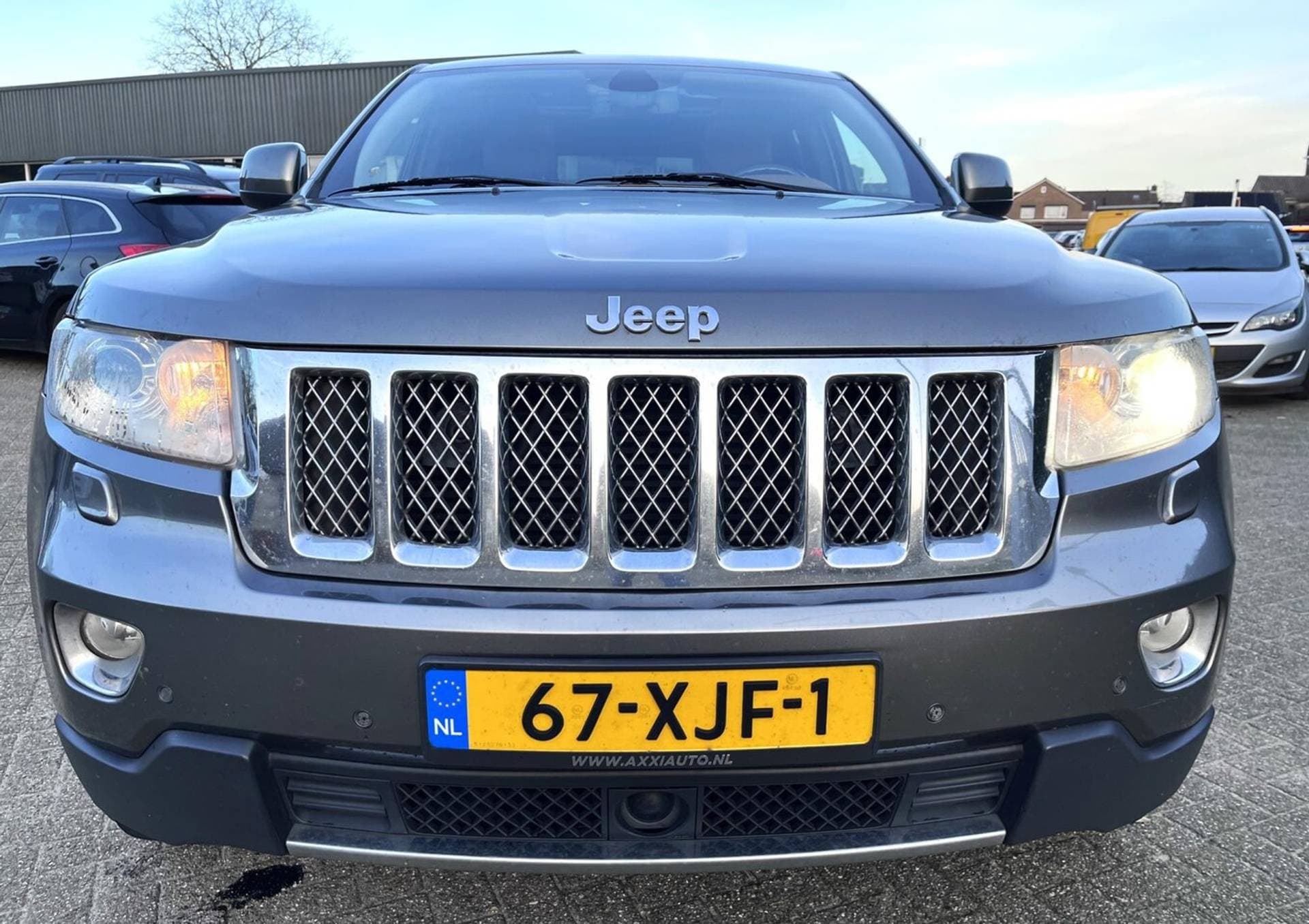 Jeep Grand Cherokee thumbnail 2