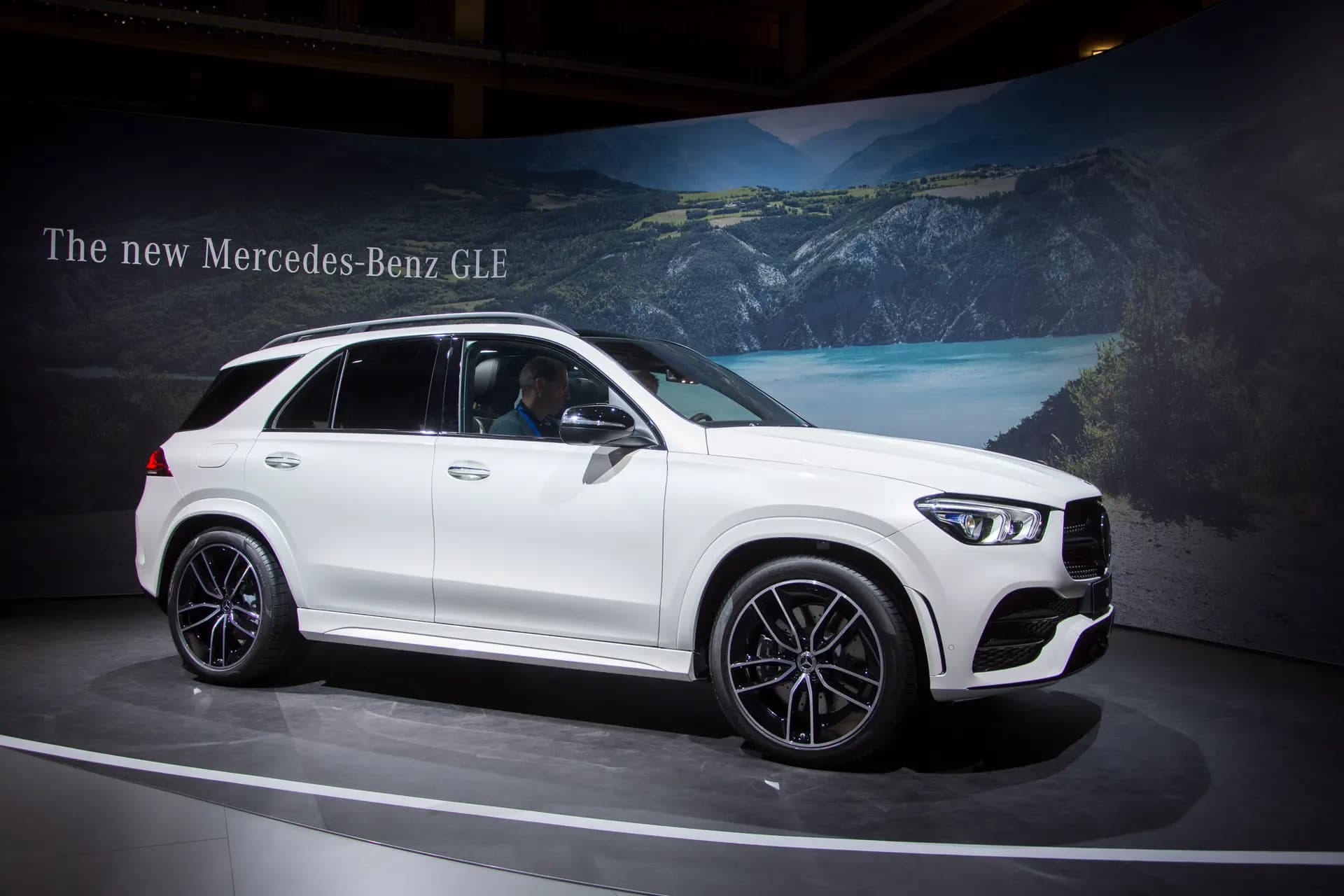 Mercedes-Benz GLE rijdt Parijs binnen